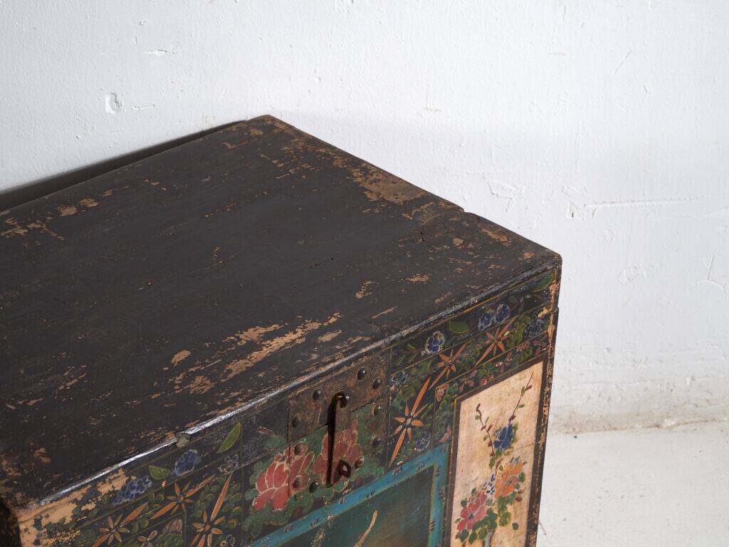 Coffre chinois ancien peint en bois de pin – Chine, circa 1900
