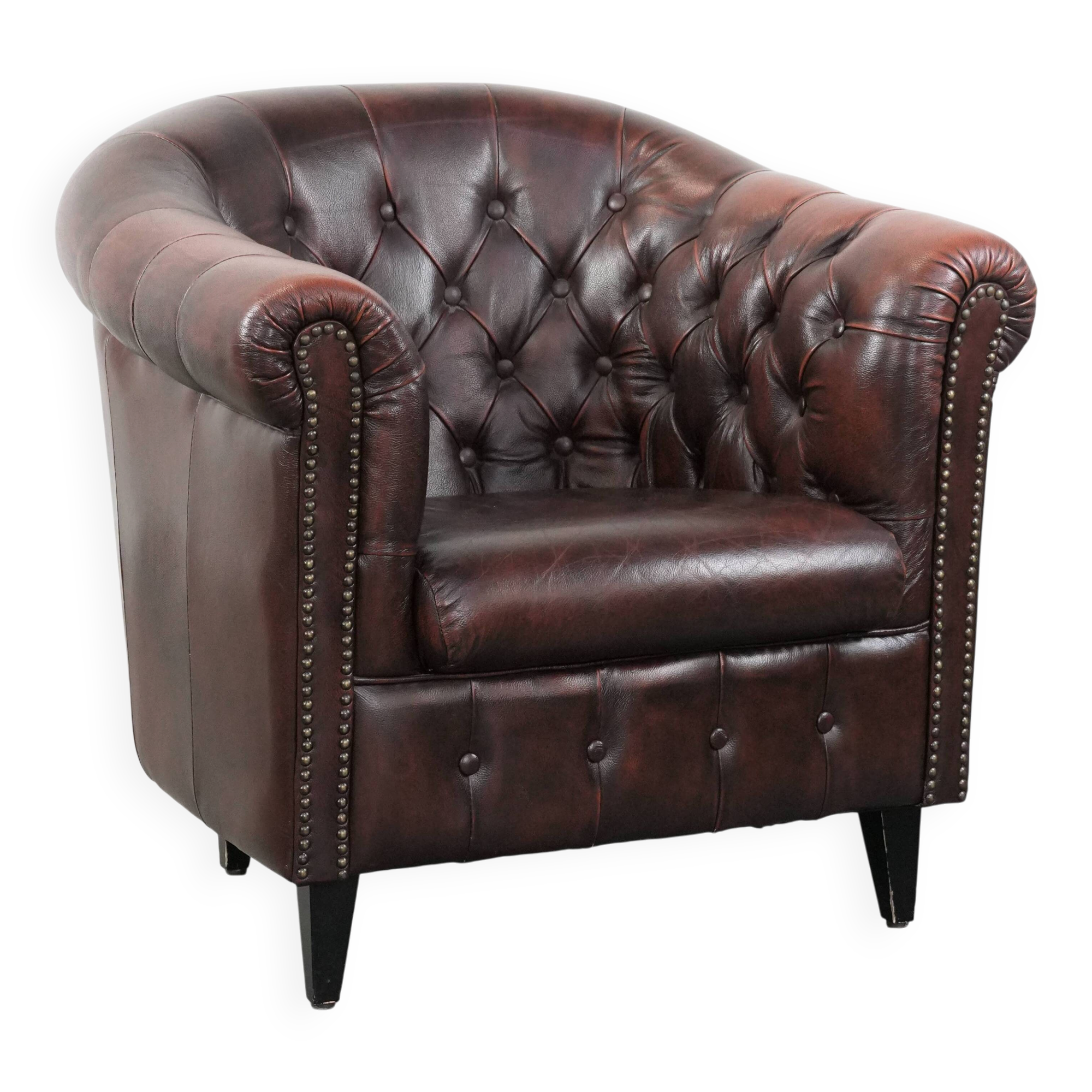 Classic English-style Chesterfield club armchair in cowhide leather
