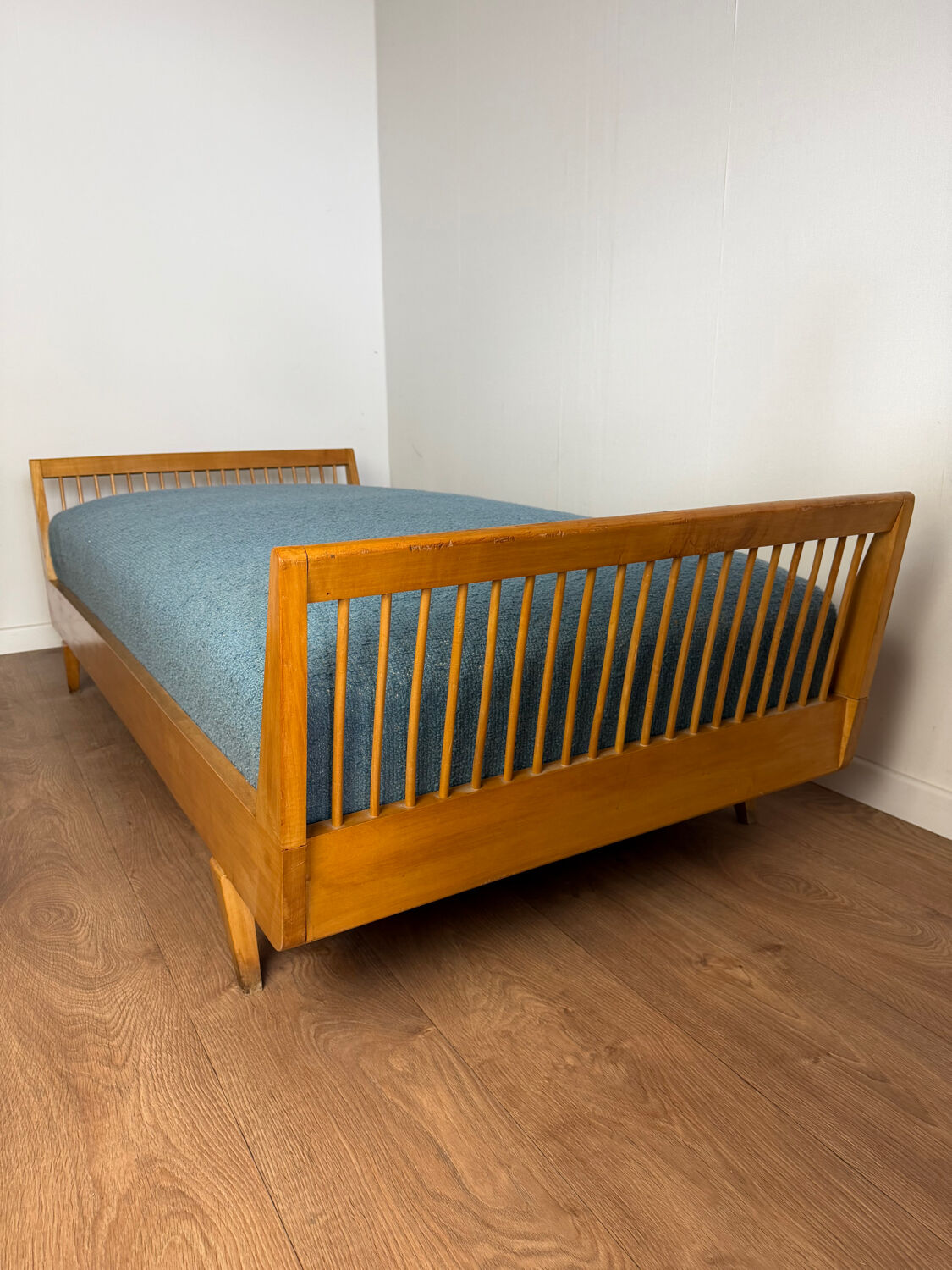 Vintage wooden bench / daybed