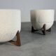 Tabourets totemo de forme, revêtement bouclé dedar ivoire, pieds en noyer