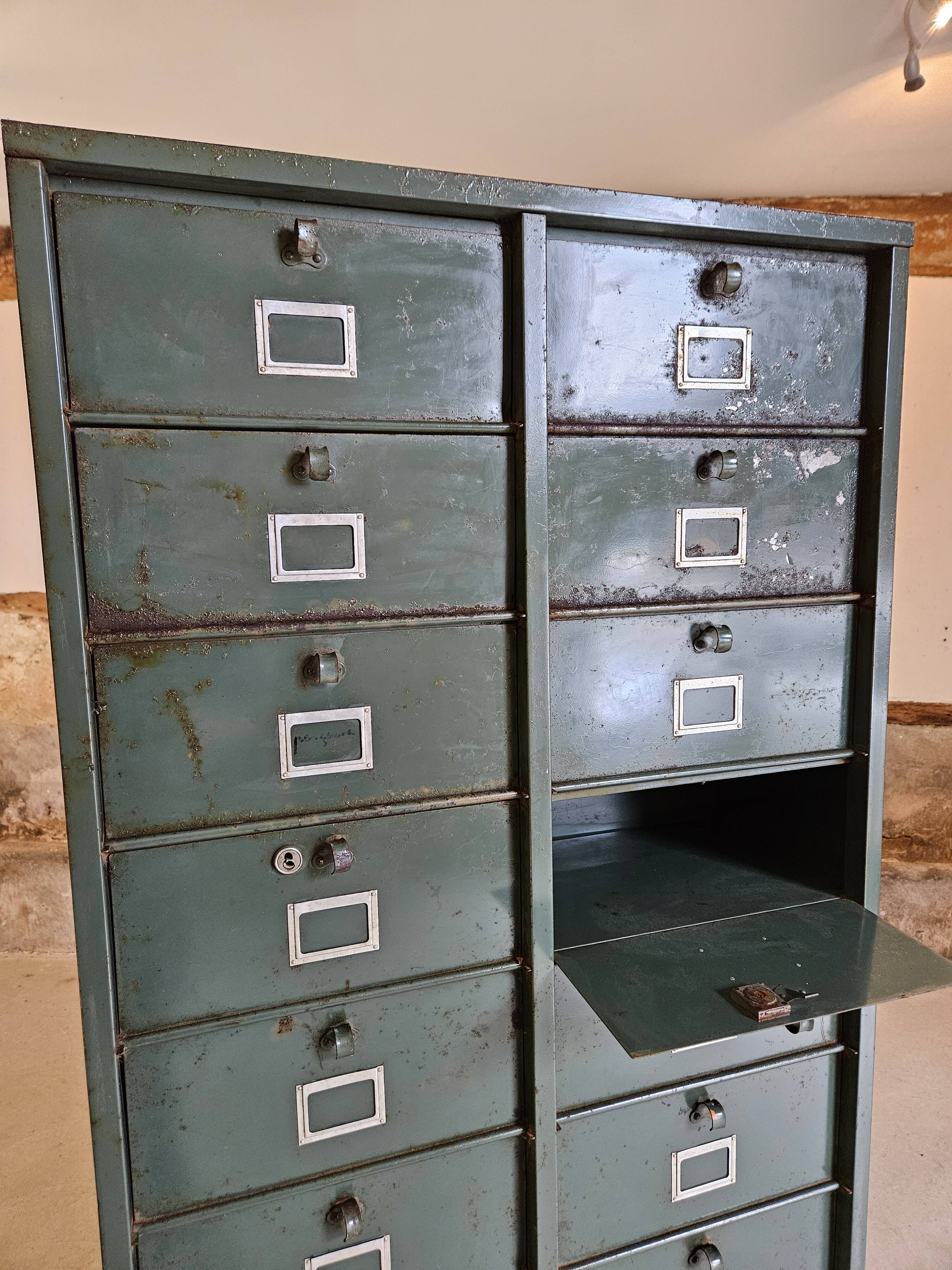 Clamshell furniture / Industrial metal furniture with two Strafor columns