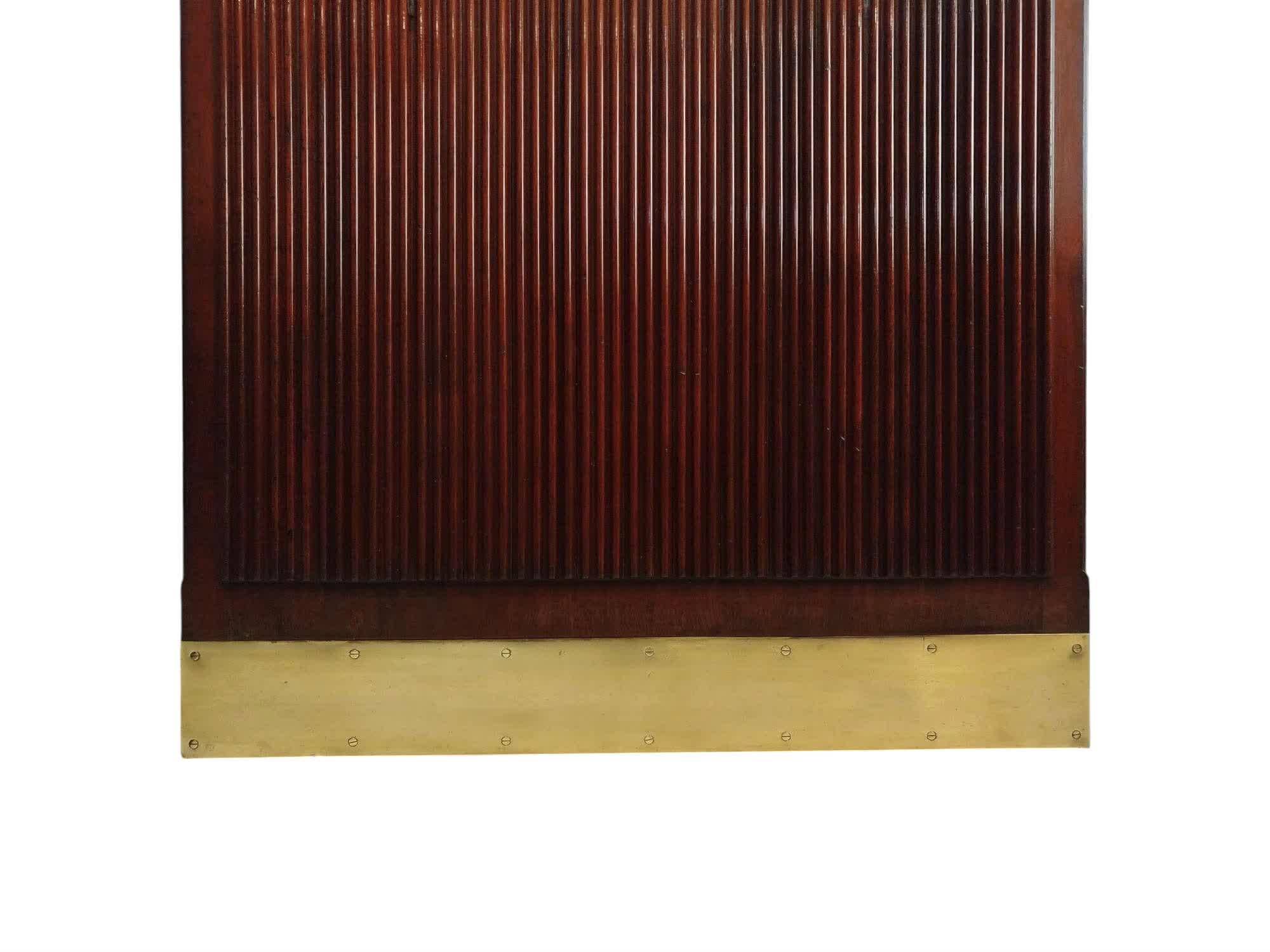 Floor mirror with fluted wood and brass lamp, Buffa/Borsani style.