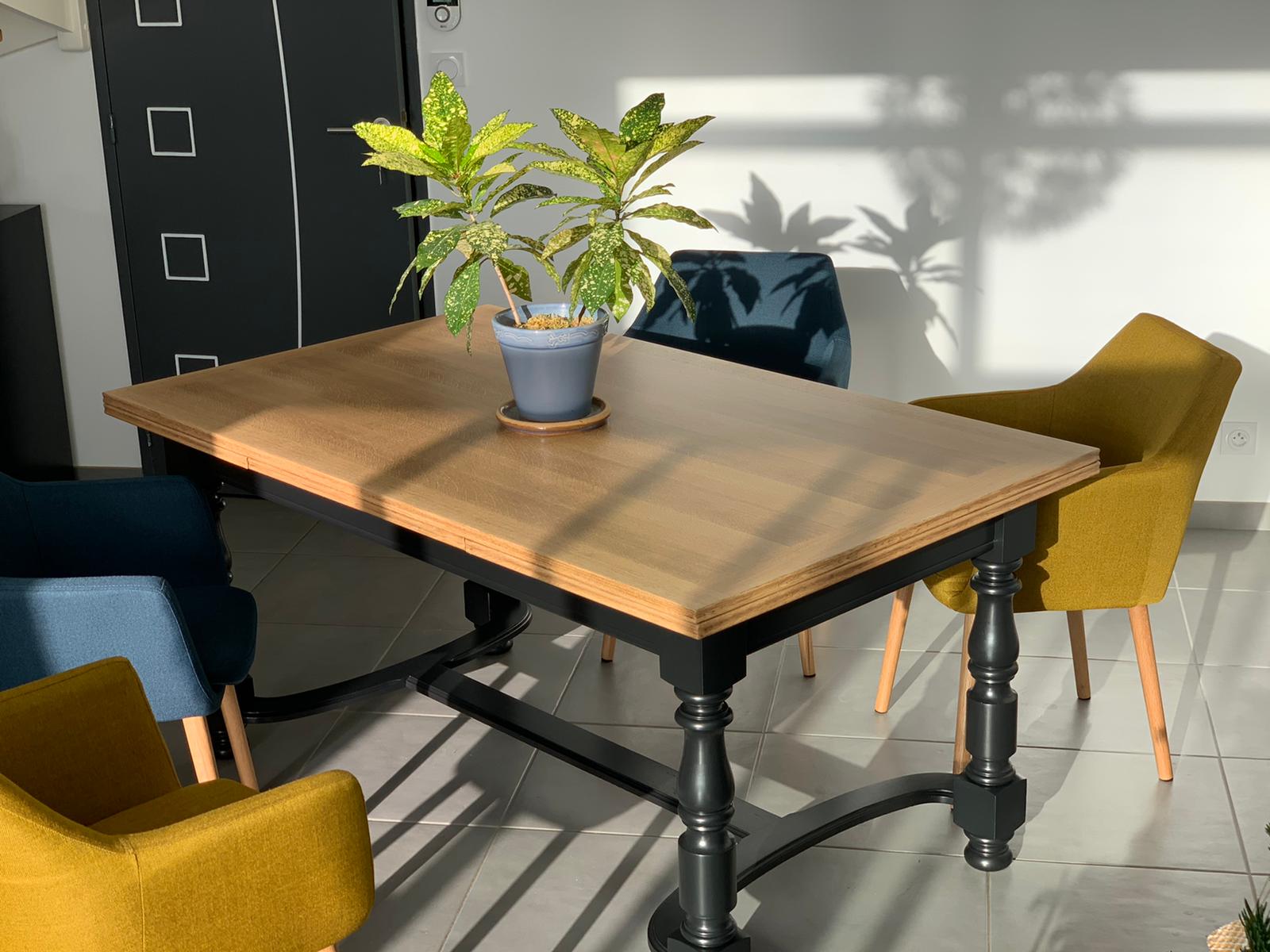 Adjustable oak farm table