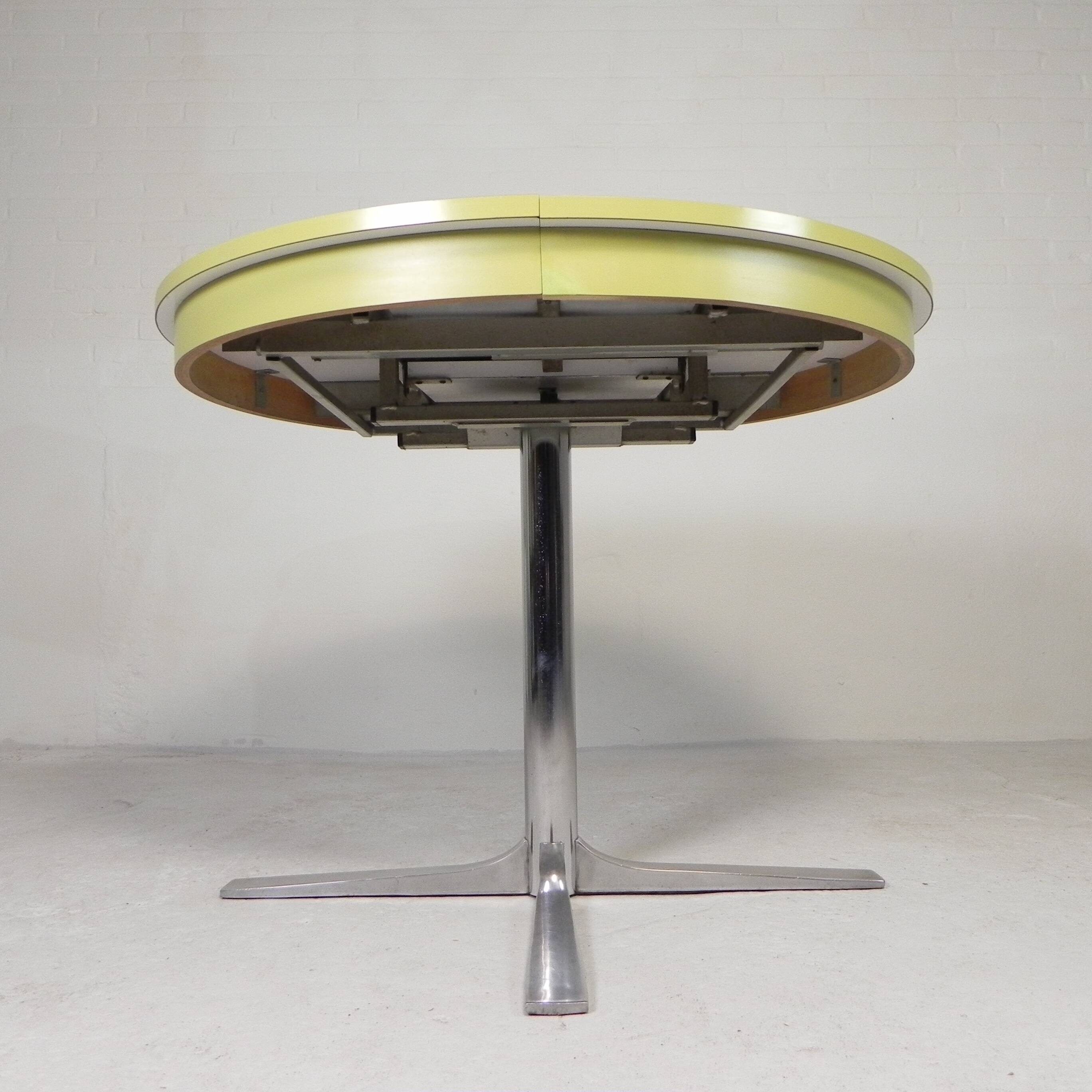 Vintage round dining table with a diameter of 100 cm, extendable to 135 cm, from the 1970s.