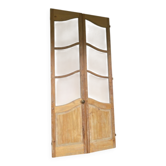 Paire de portes anciennes, pin et chêne, avec grillage pour armoire