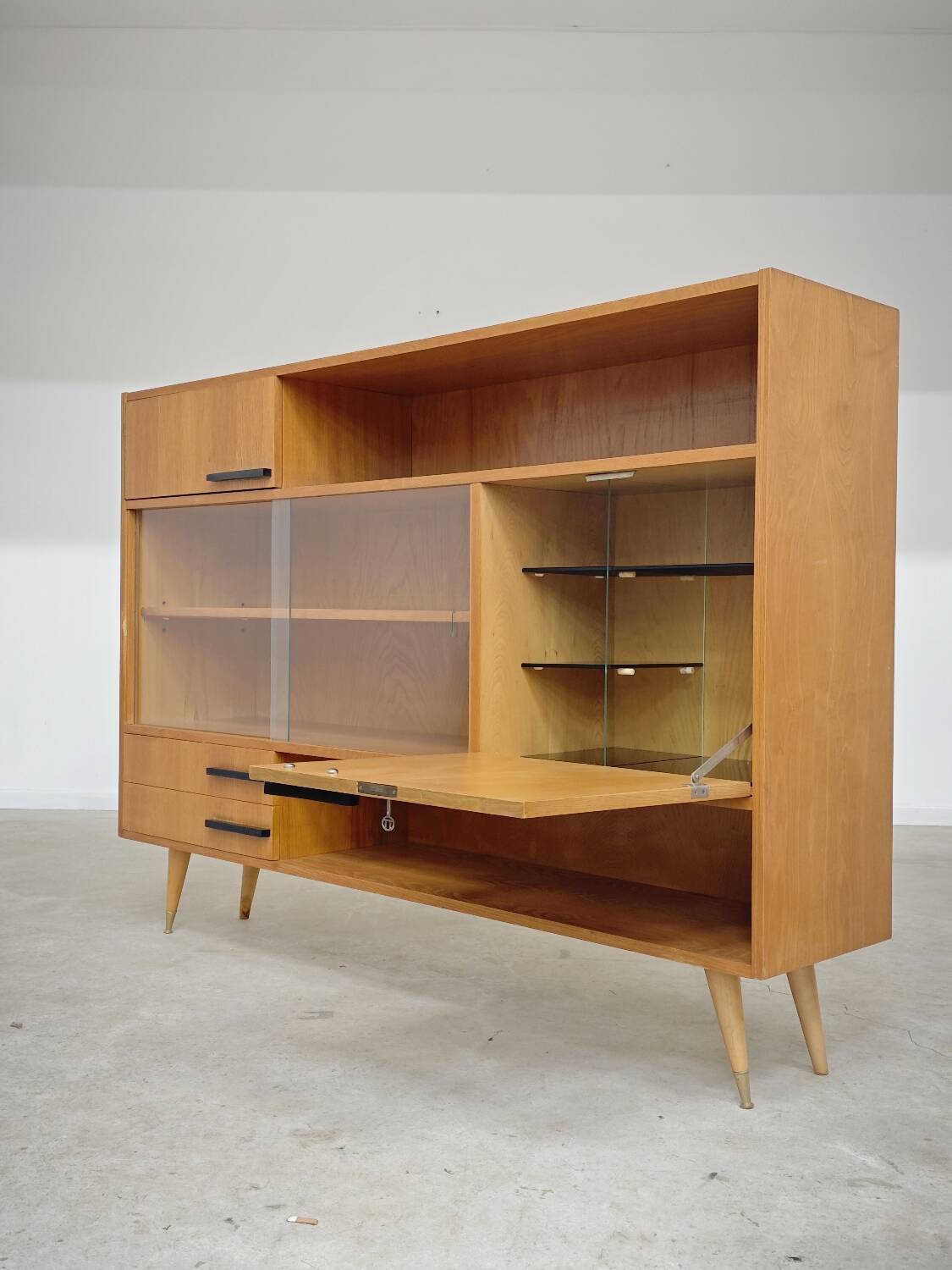 Buffet Vaisselier en bois blond Libena , ex Tchécoslovaquie 1970