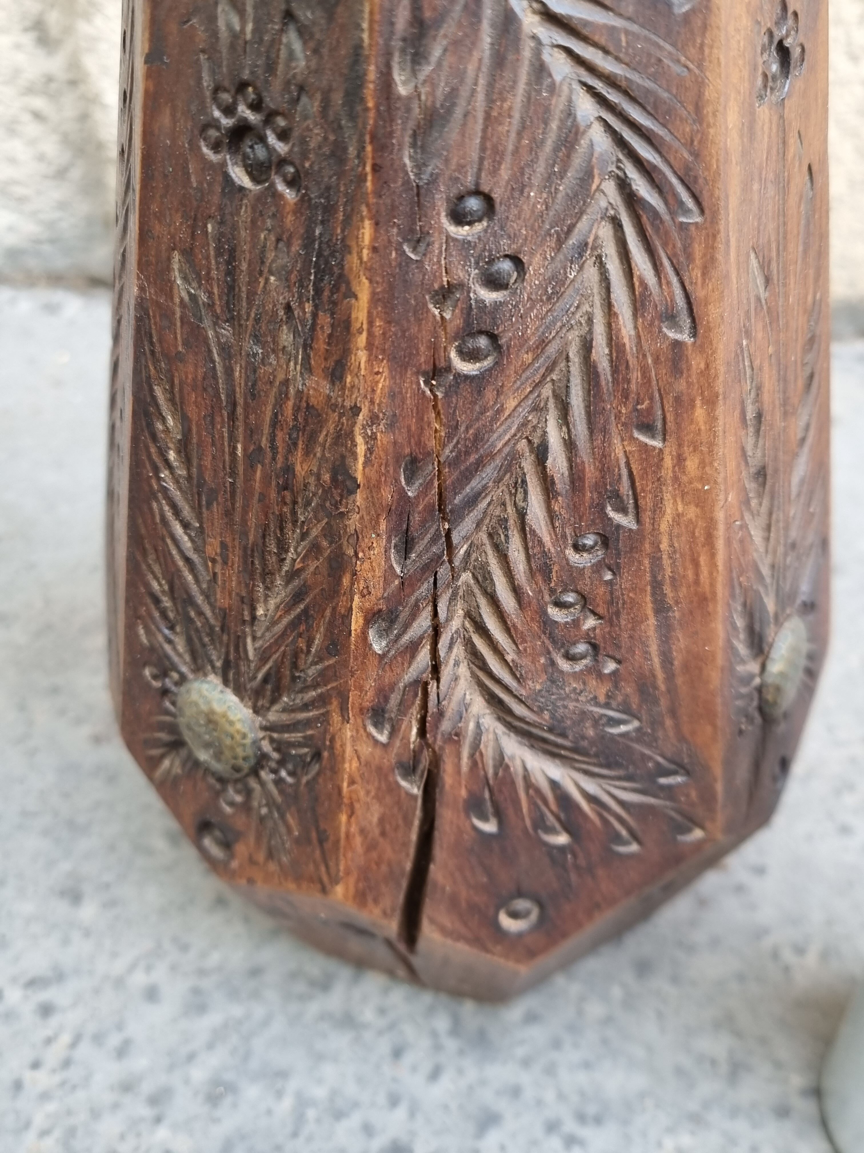 Vase en bois art populaire