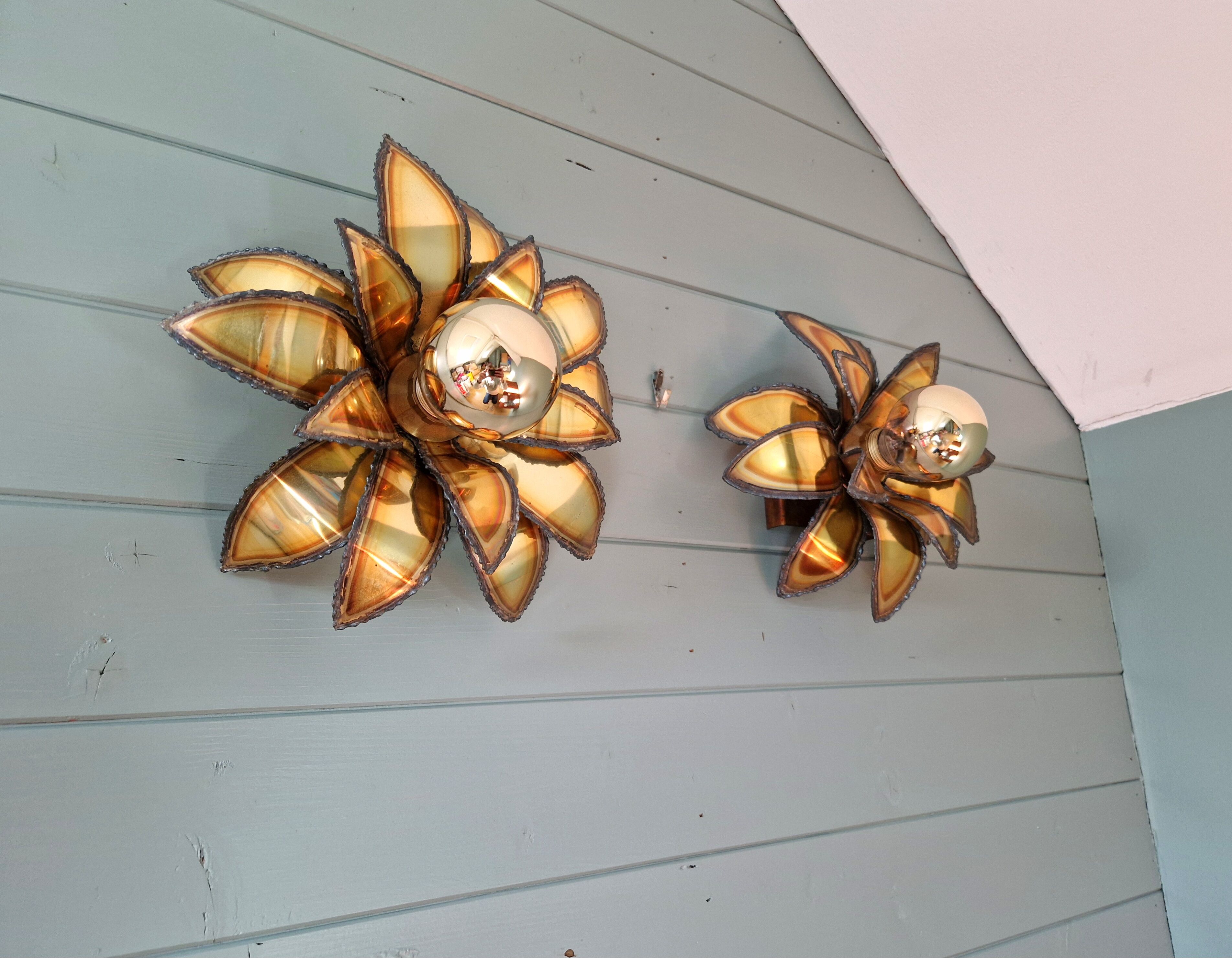 Pair of floral wall sconces in brass, Maison Jansen, 1970.