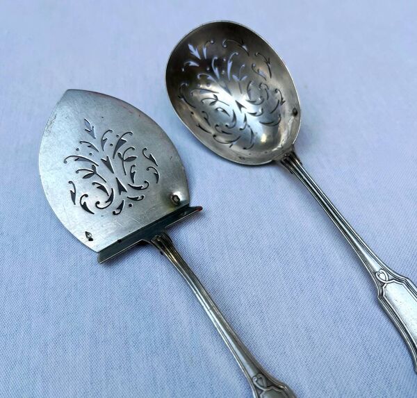 Pelle et cuillère saupoudreuse