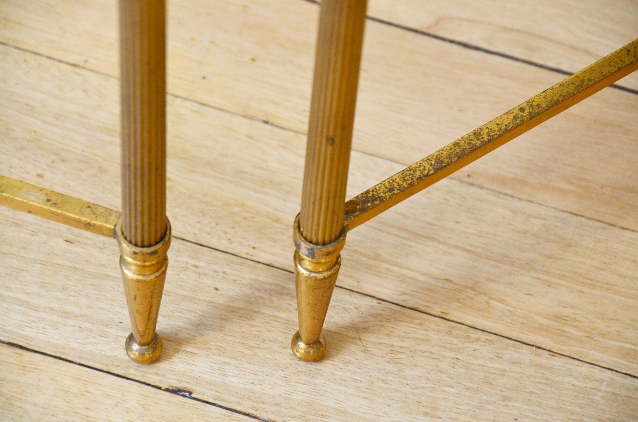 Lot 3 tables pull out brass glass Maison Baguès