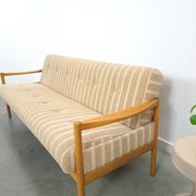 Canapé-lit beige rayé avec cadre en bois