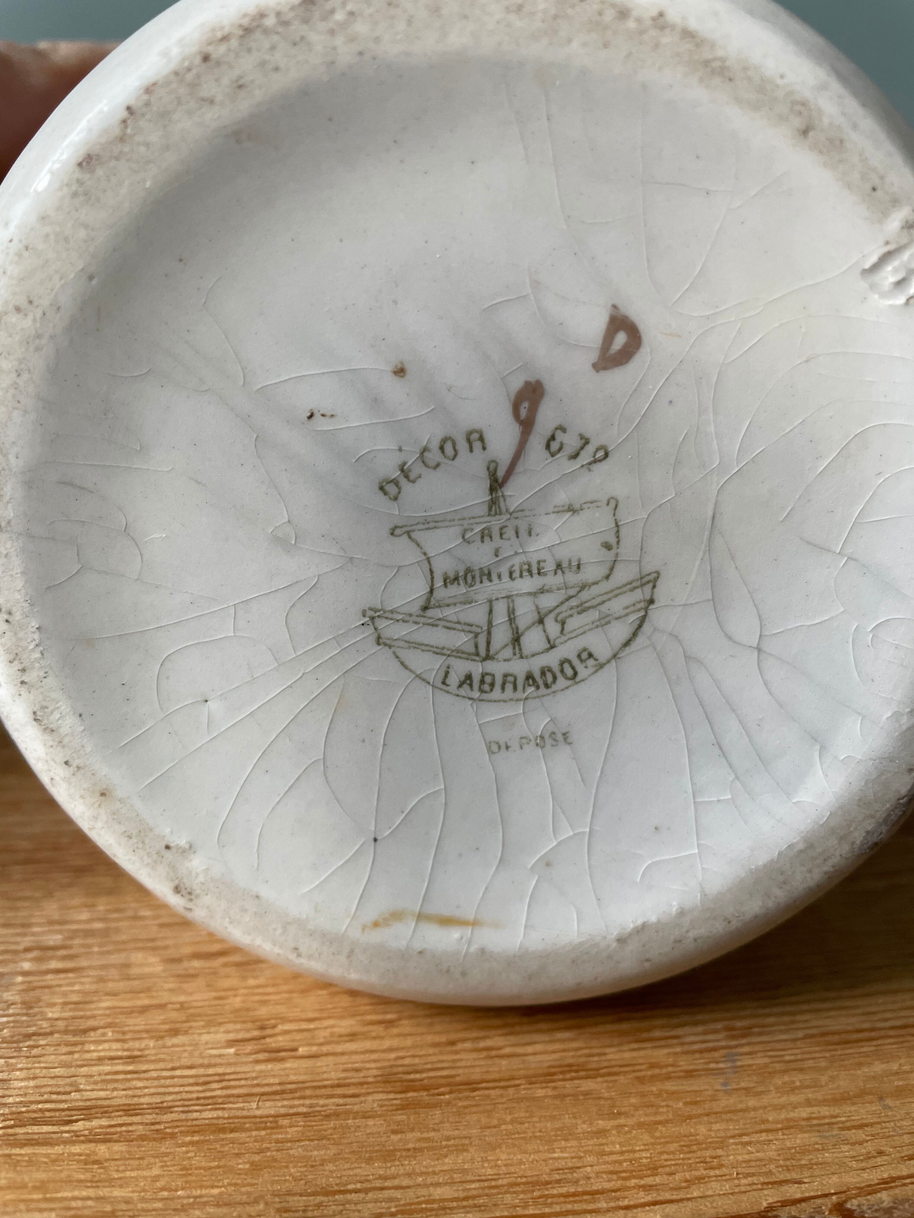 Pichet Art Nouveau en faïence de Creil et Montereau, modèle Labrador