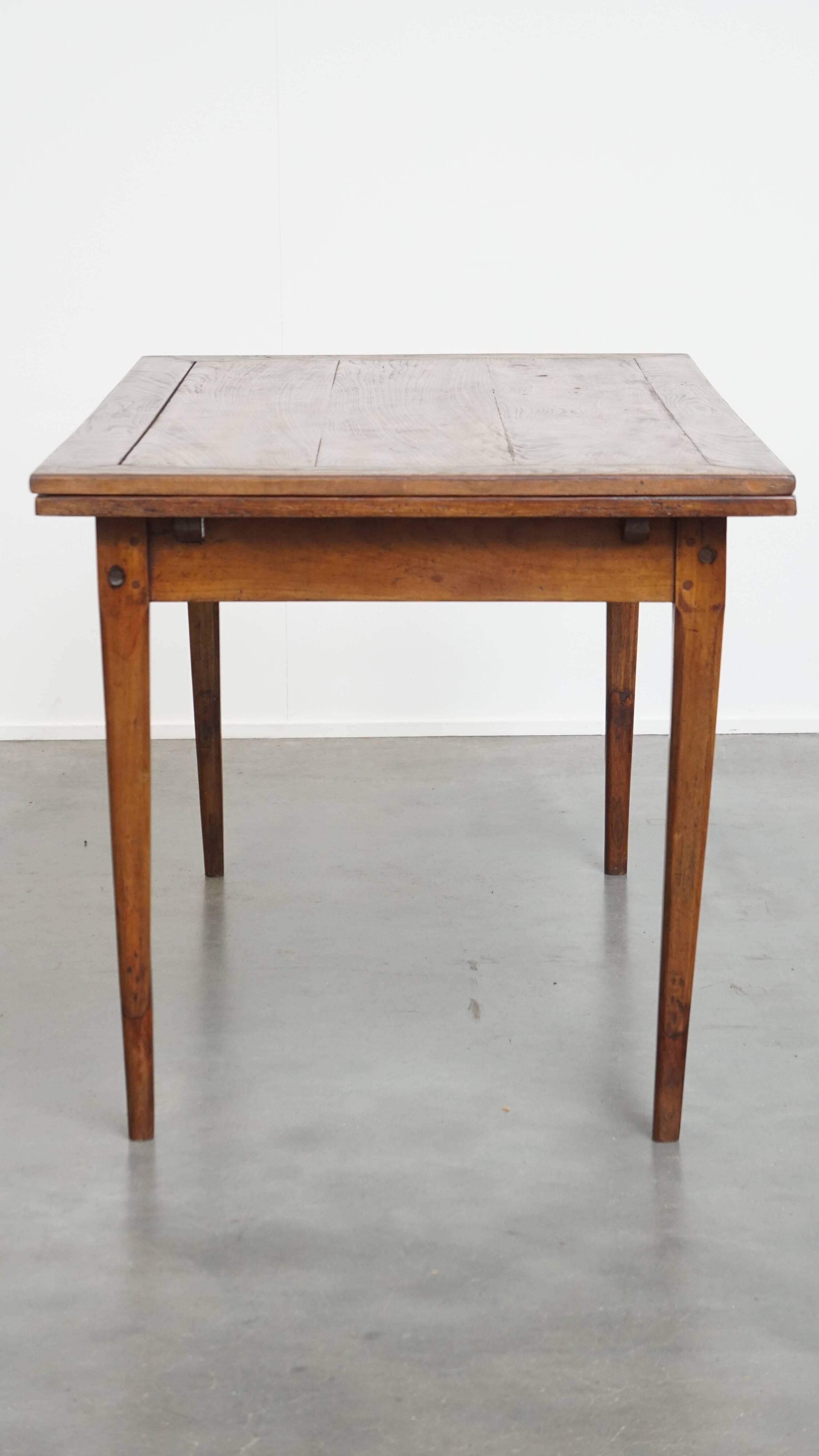English Antique Extendable Dining Table in Elm and Cherry Wood