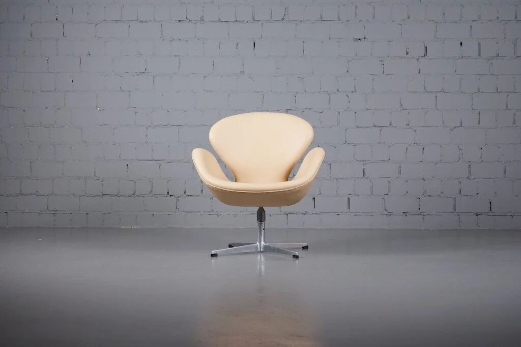 Swan chair by Arne Jacobsen for Fritz Hansen with tilt function