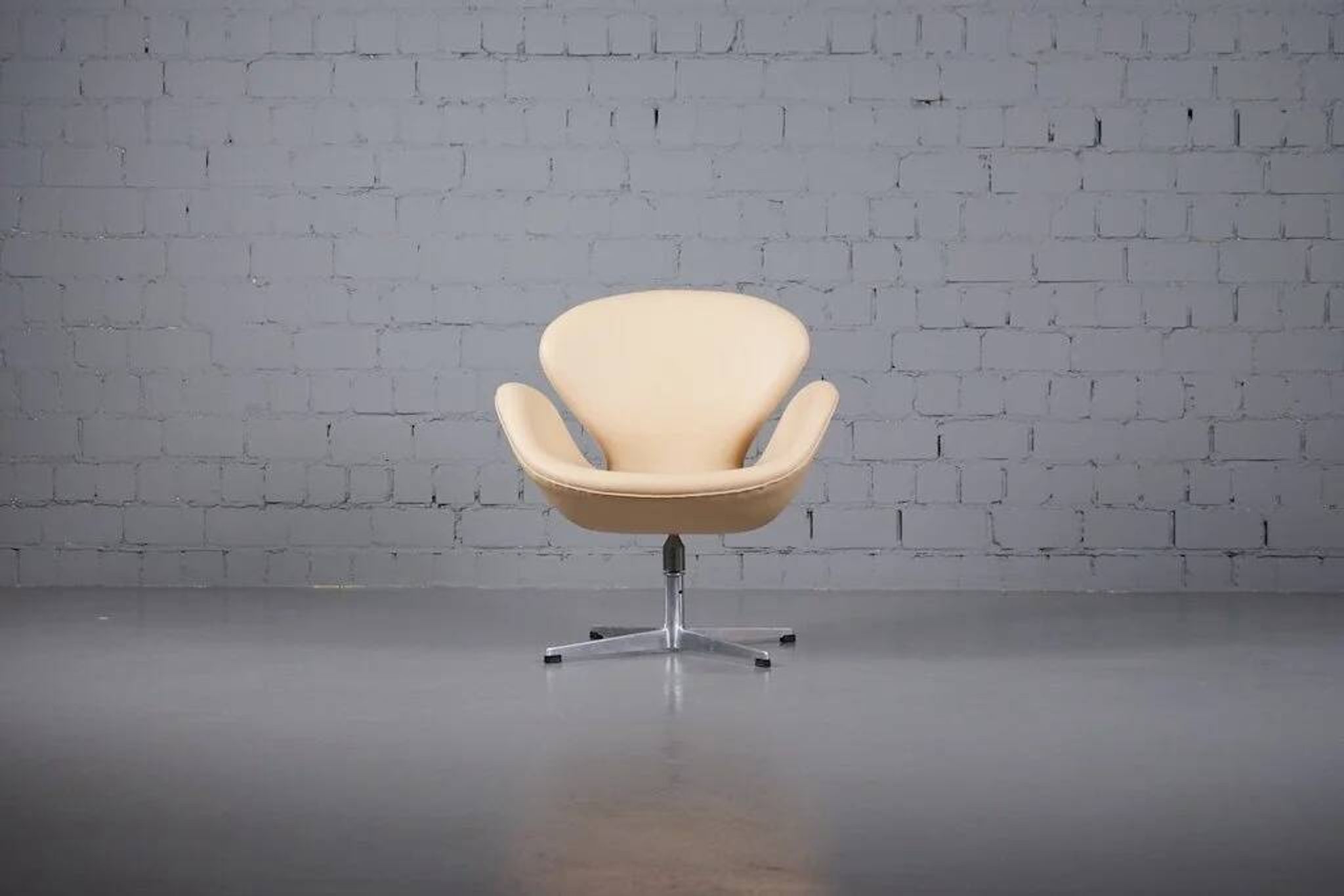 Swan chair by Arne Jacobsen for Fritz Hansen with tilt function