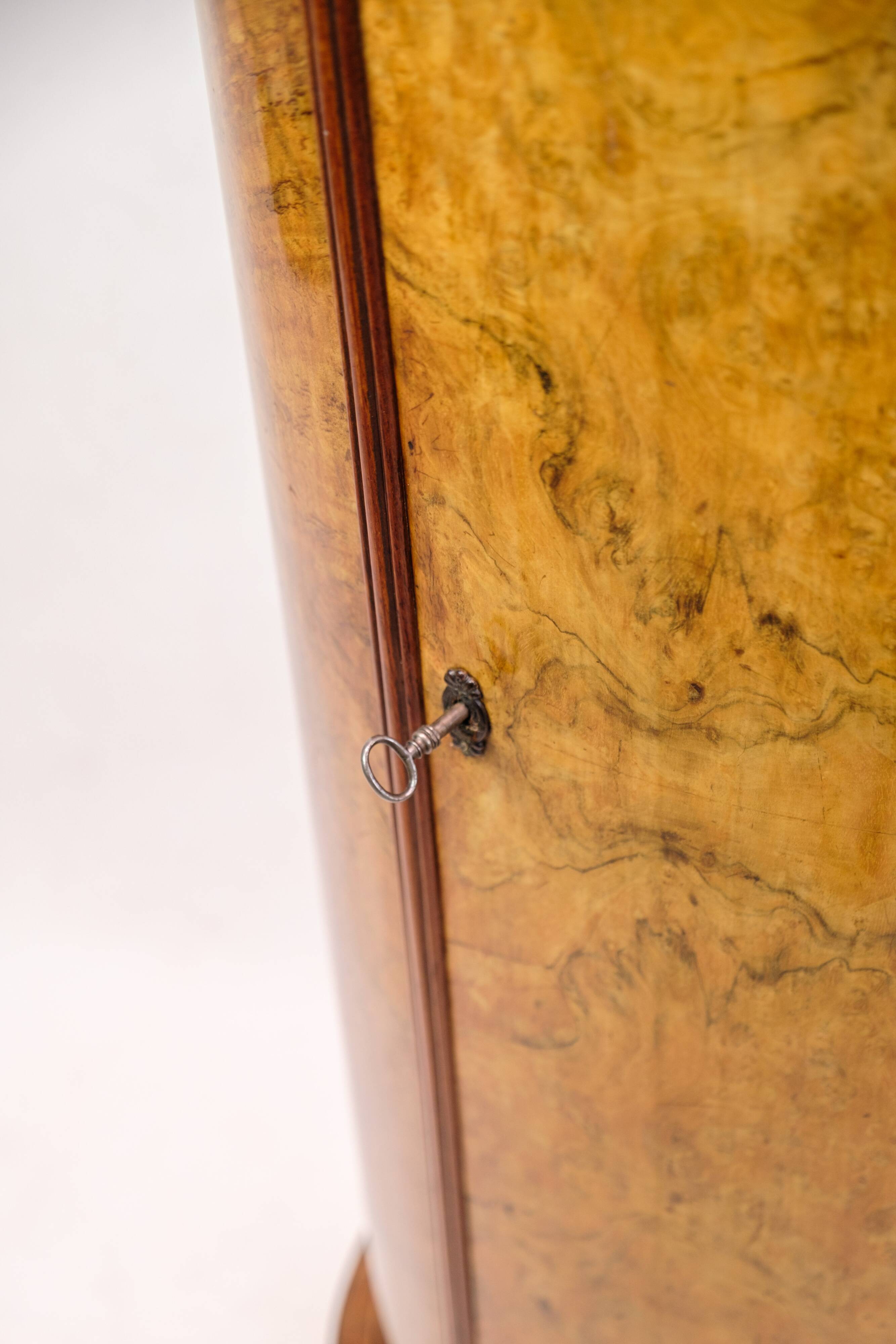 Oval pedestal cabinet - Walnut - Hand polished - Year 1840s