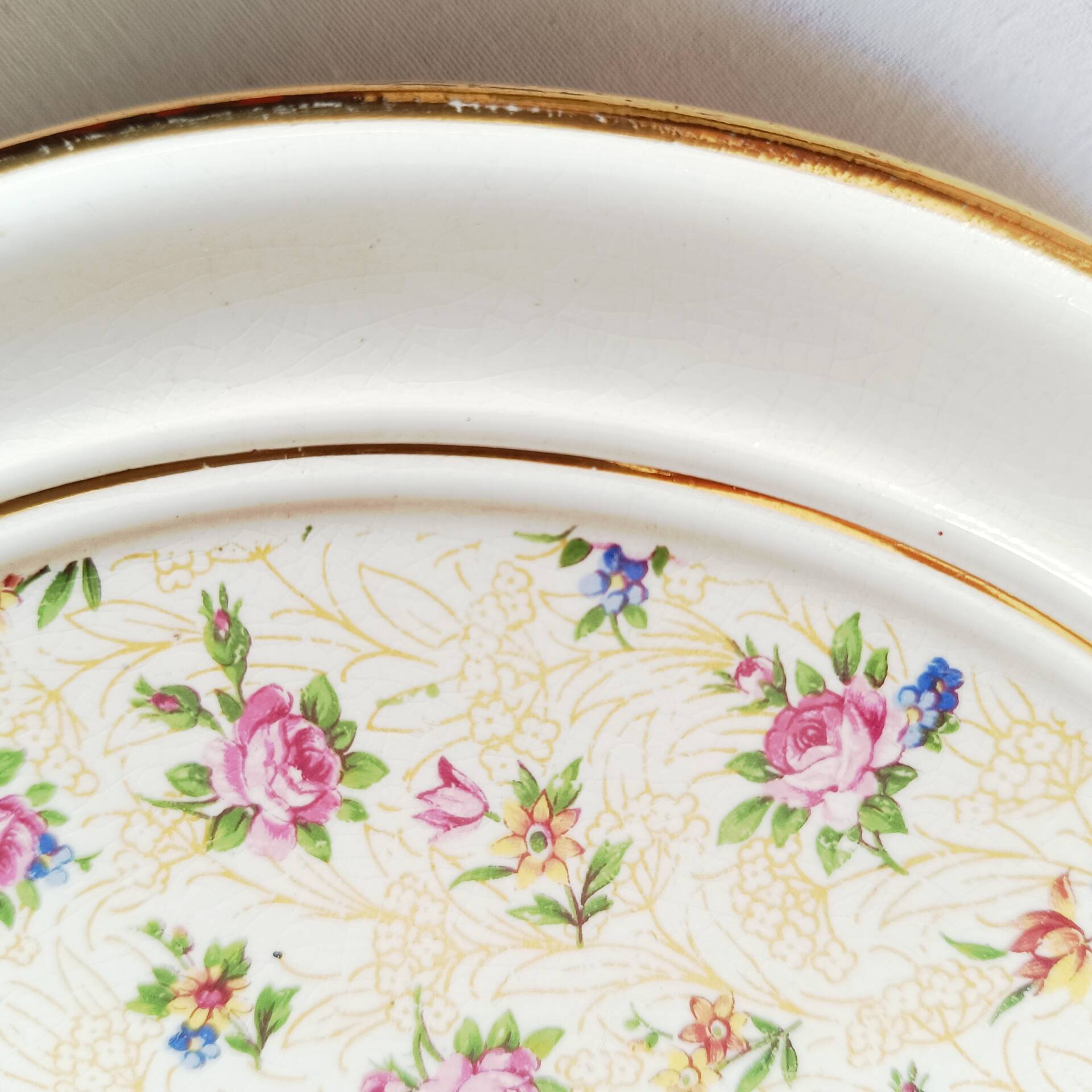 Vintage round trivet, ideal for adding a romantic touch.