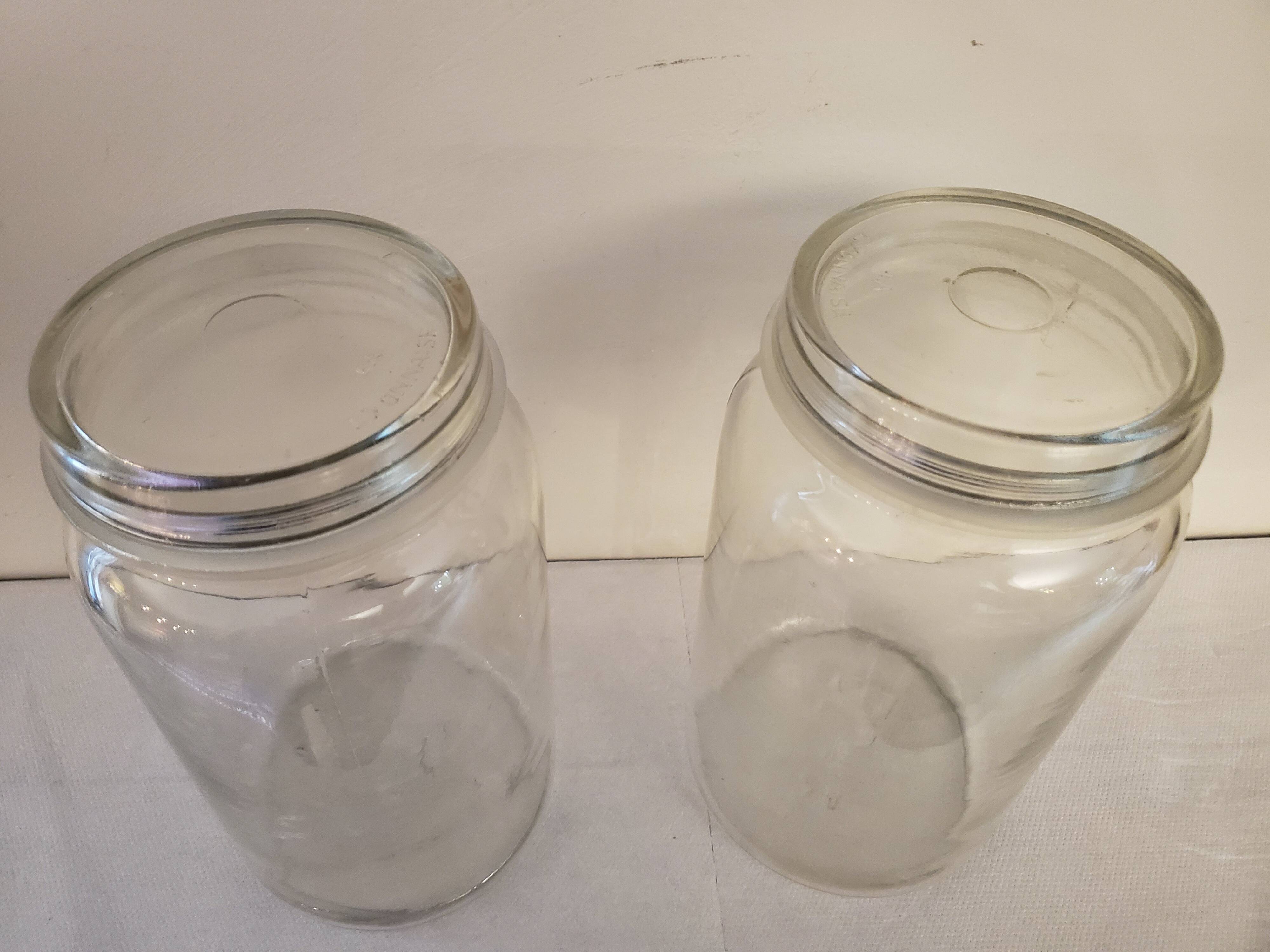 2 glass jars with lid