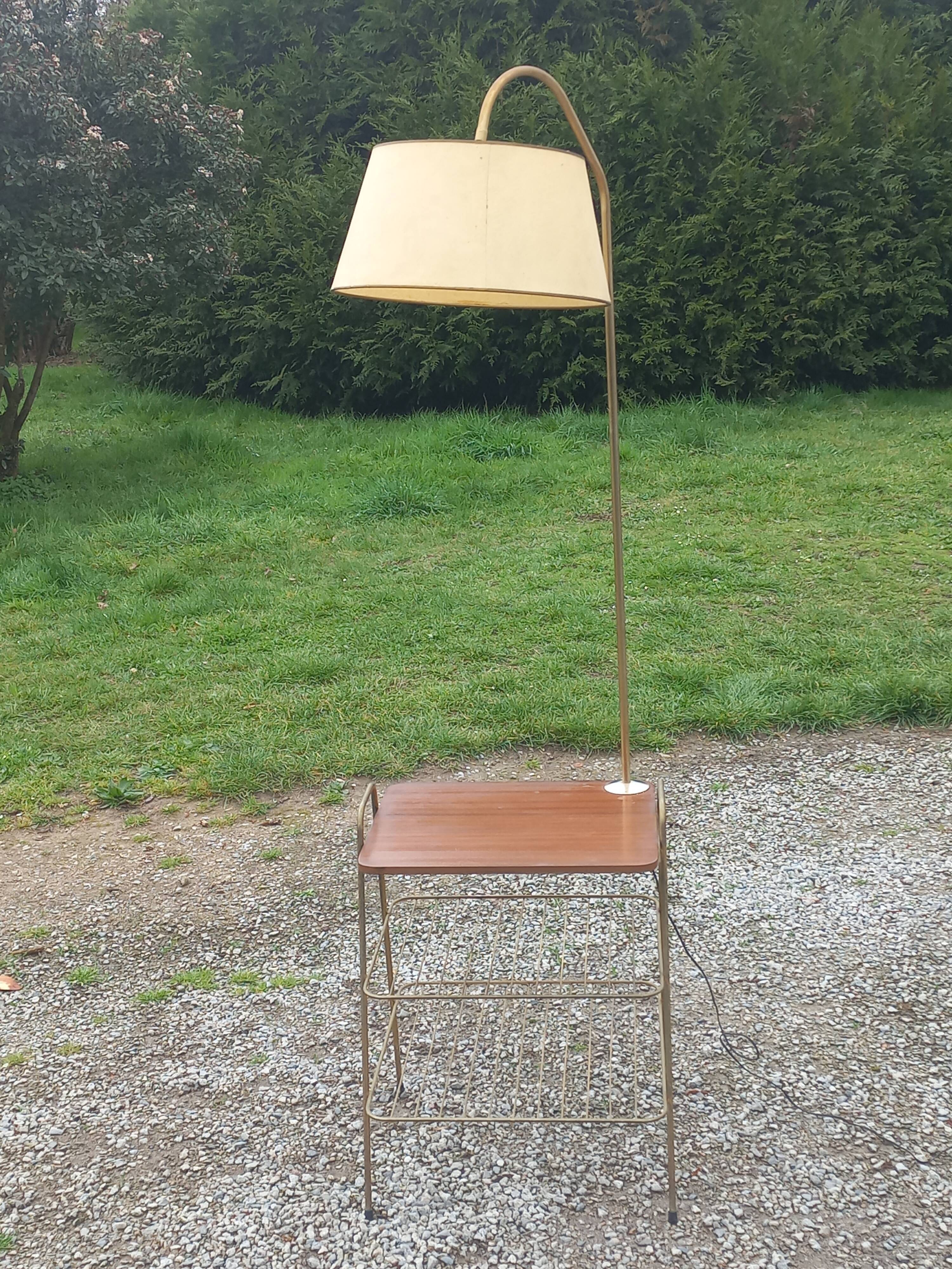Lampadaire des années 50 en métal doré triple tablettes acajou et métal doré