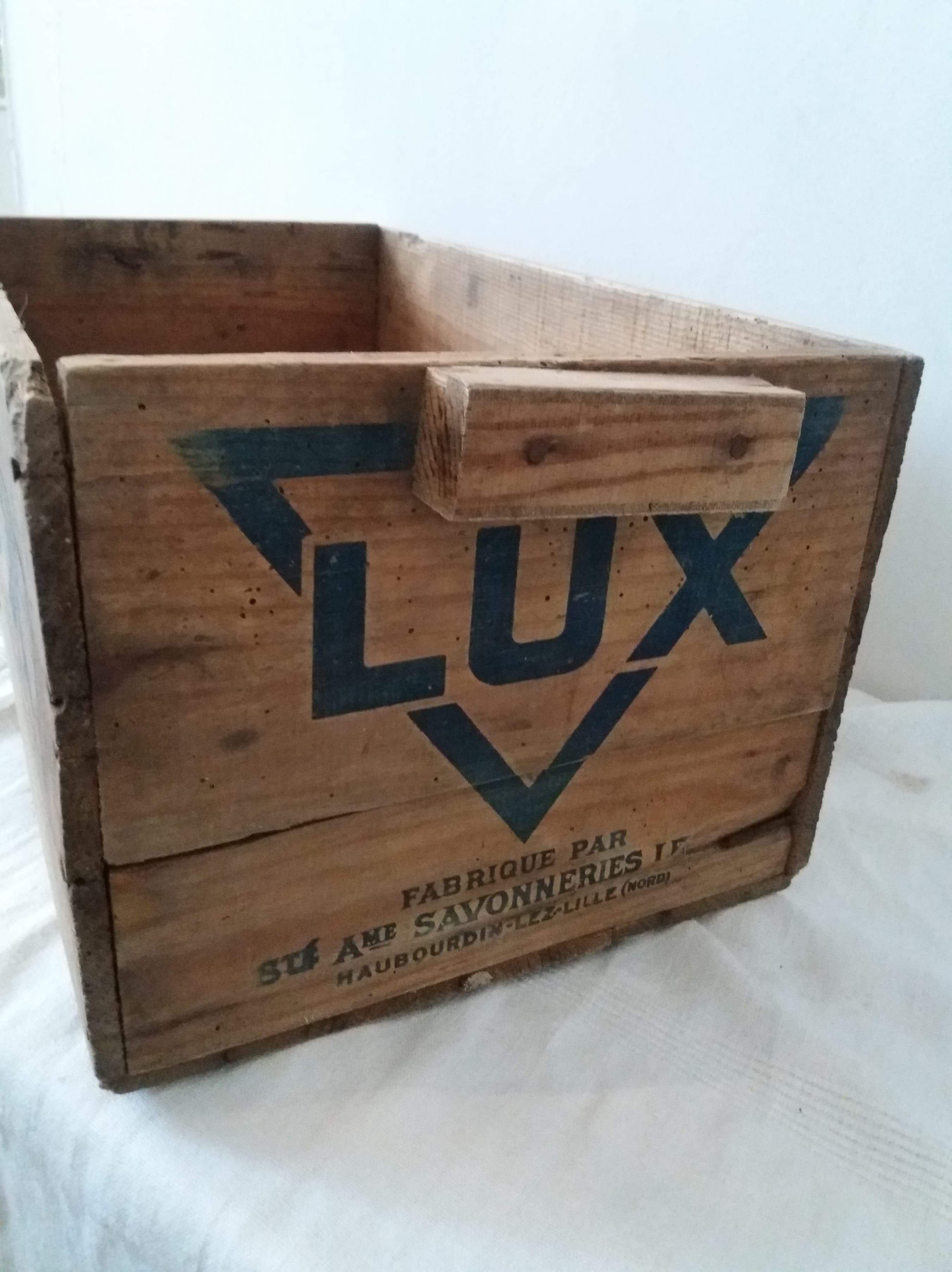 Ancienne caisse publicitaire en bois LUX