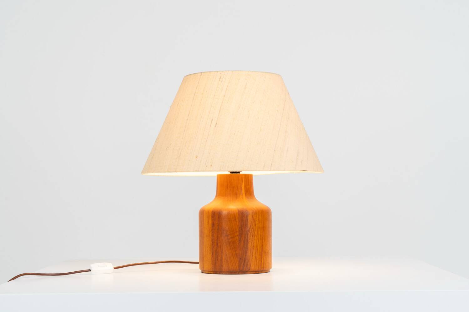 Solid teak table lamp by Kirk Copenhagen (Denmark, 1960s).
