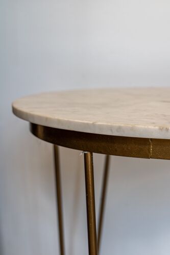 Table en pierre blanche avec pied doré