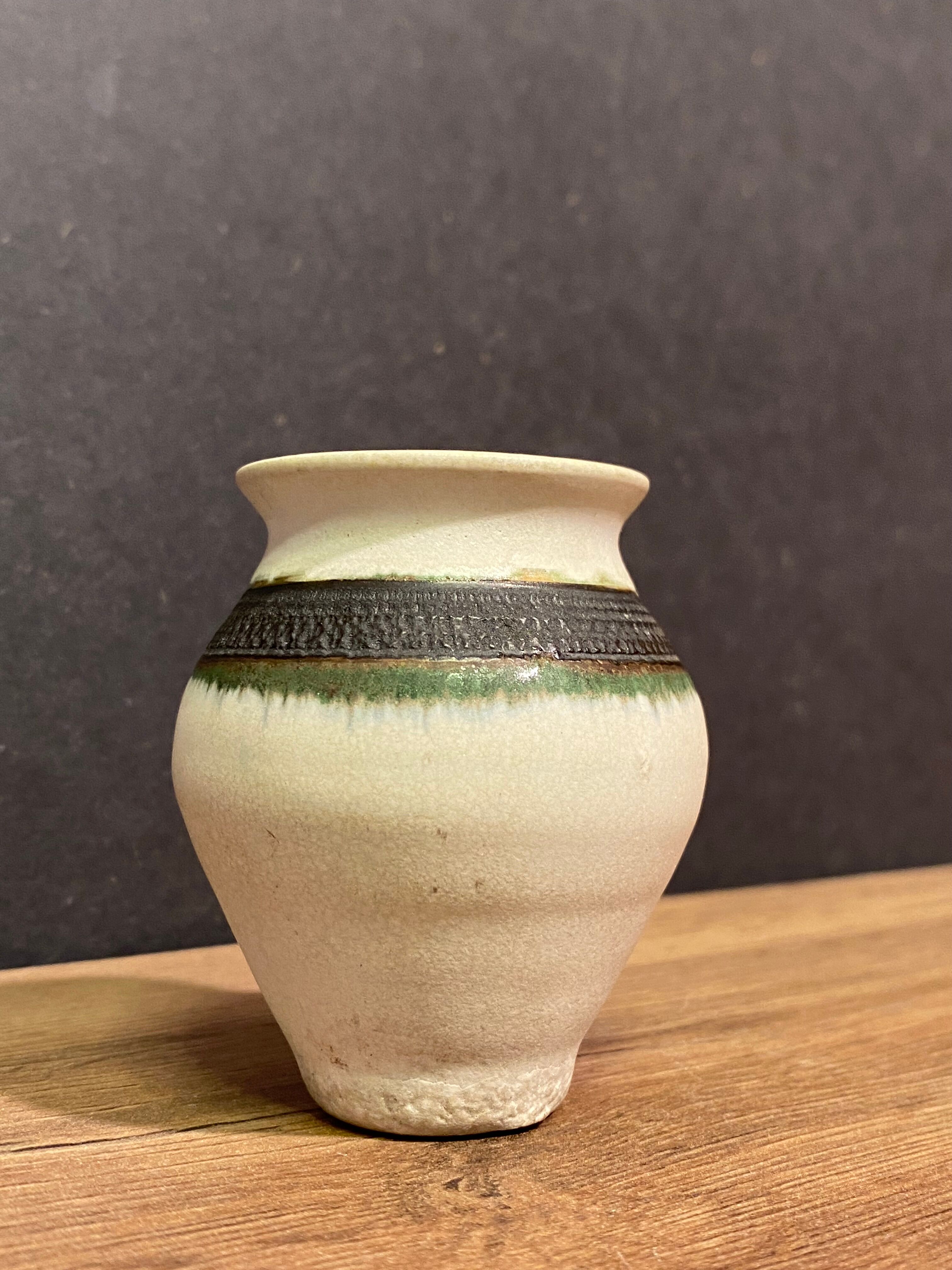 Petit vase en céramique Raku signée