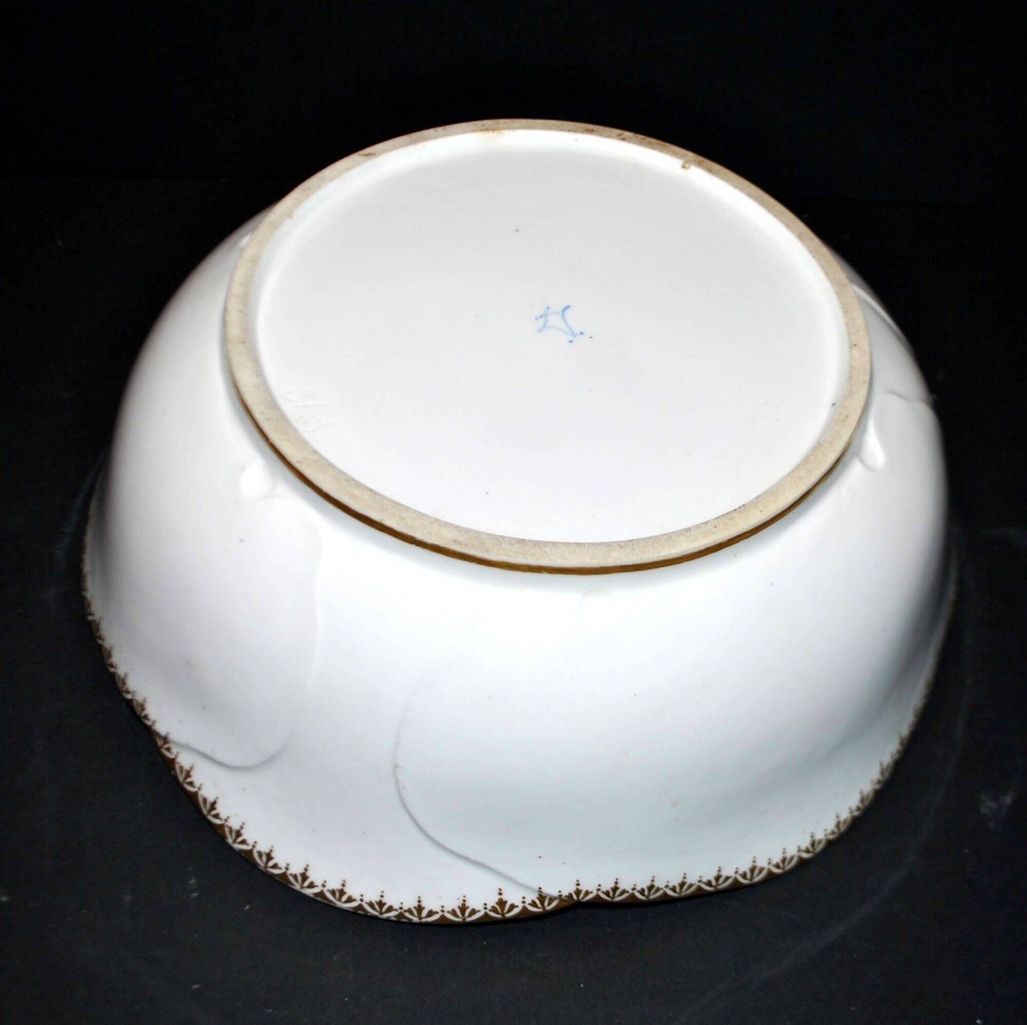 Antique Sèvres porcelain salad bowl with hand-painted gold arabesque decoration