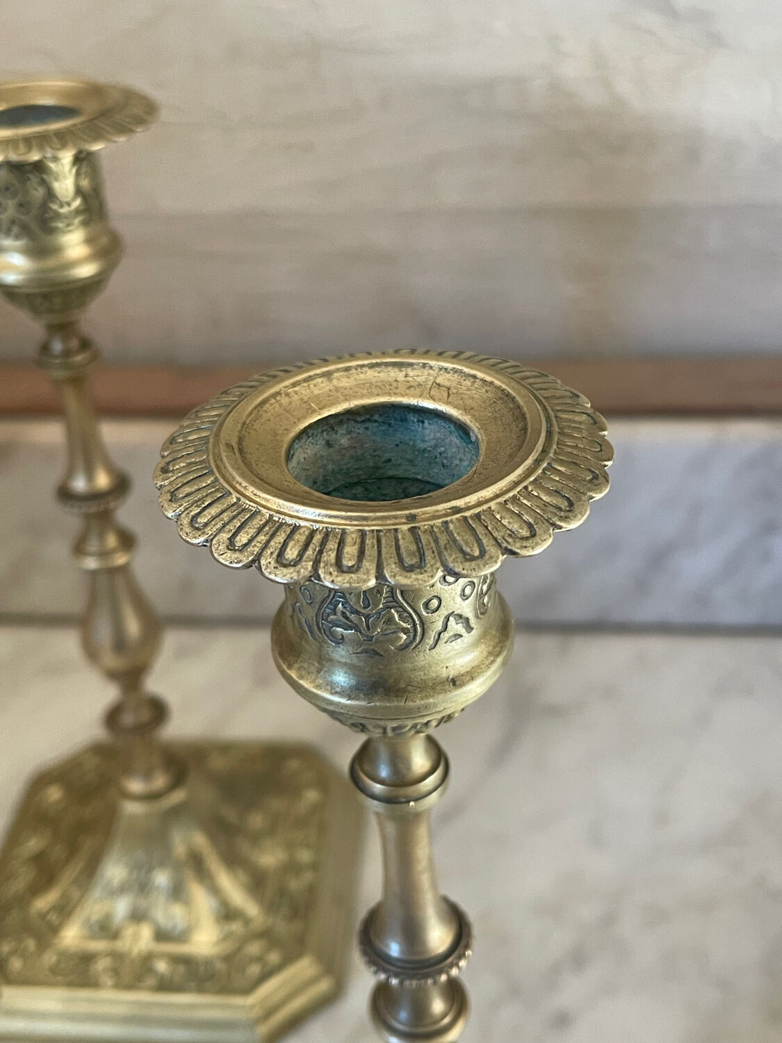 Paire de bougeoirs en laiton XIXème