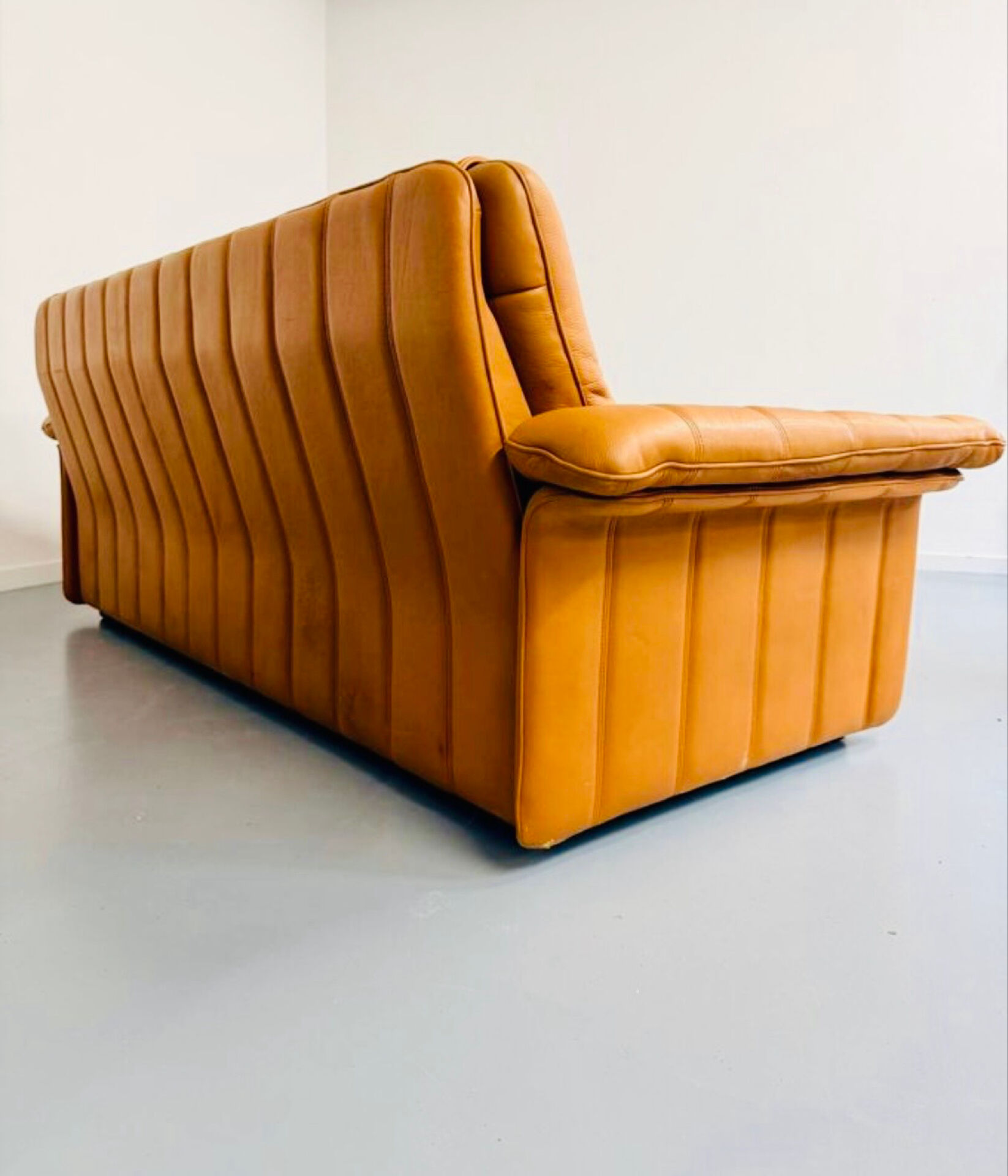 Ancien Canapé 3 places De Sede en cuir épais cognac design années 70