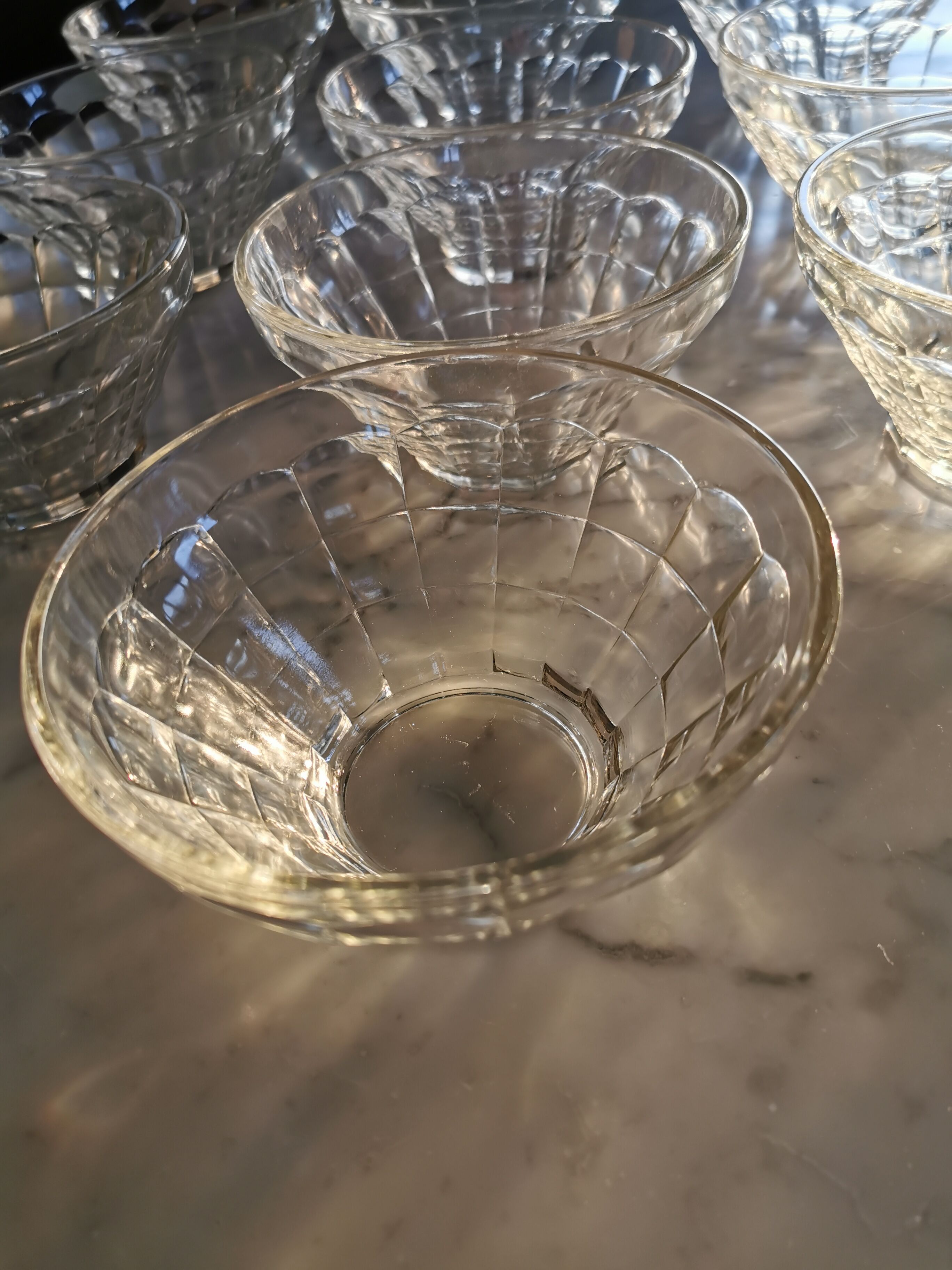Lot de 10 coupelles anciennes en verre à facettes