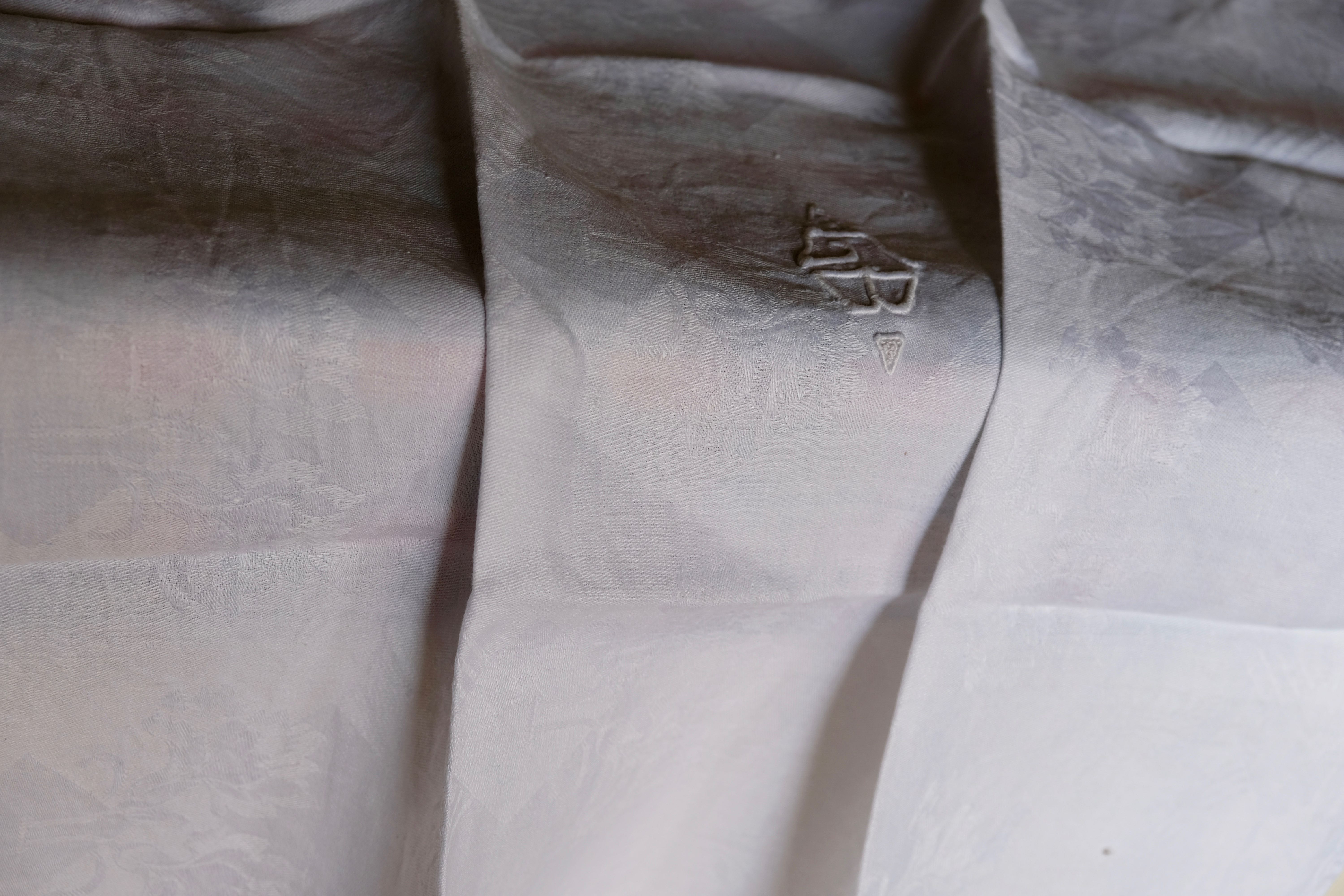 Set of 8 towels in embroidered damask white linen