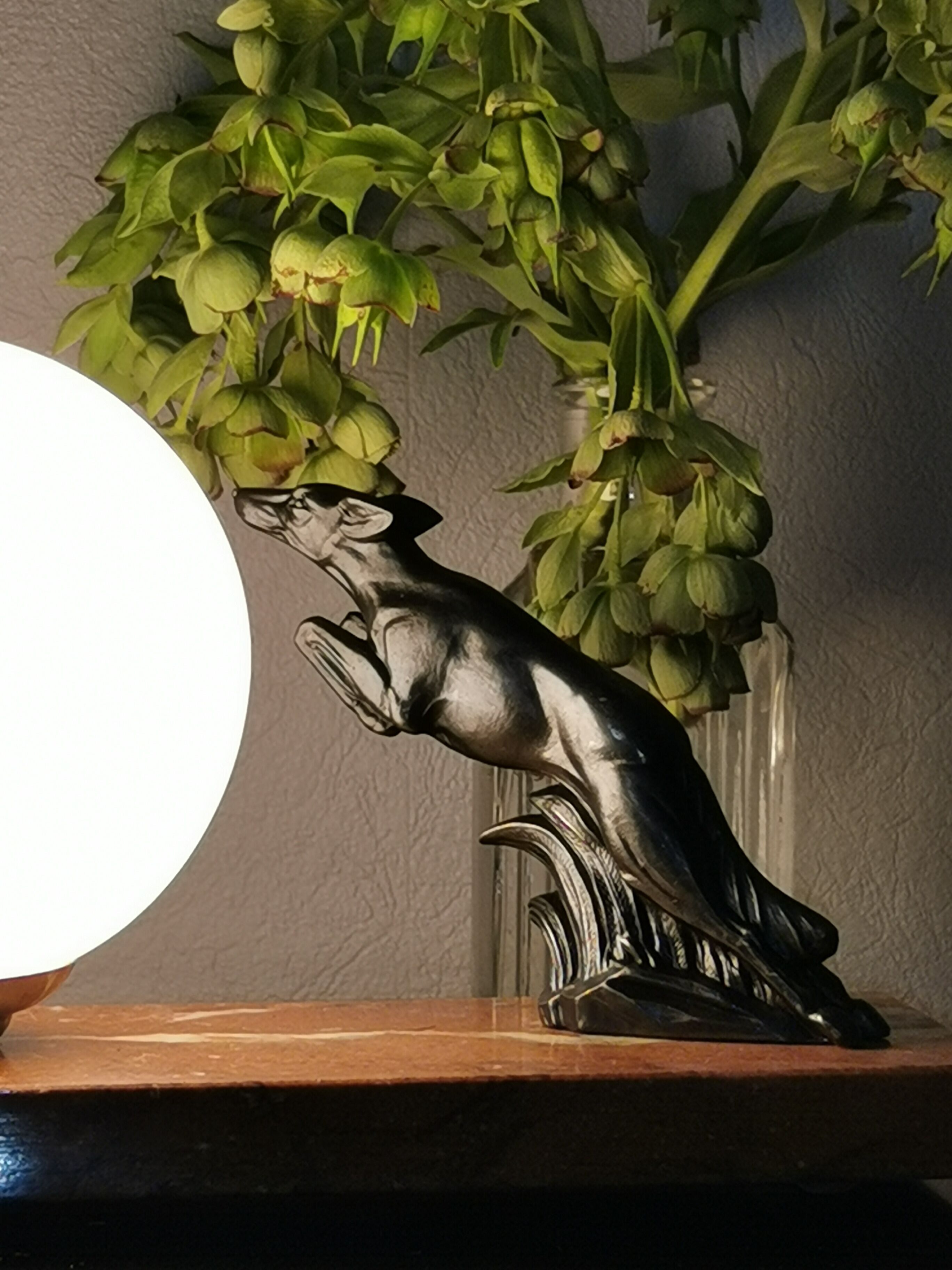 Art deco lamp, marble, globe, opaline and greyhounds in regulation, 1930