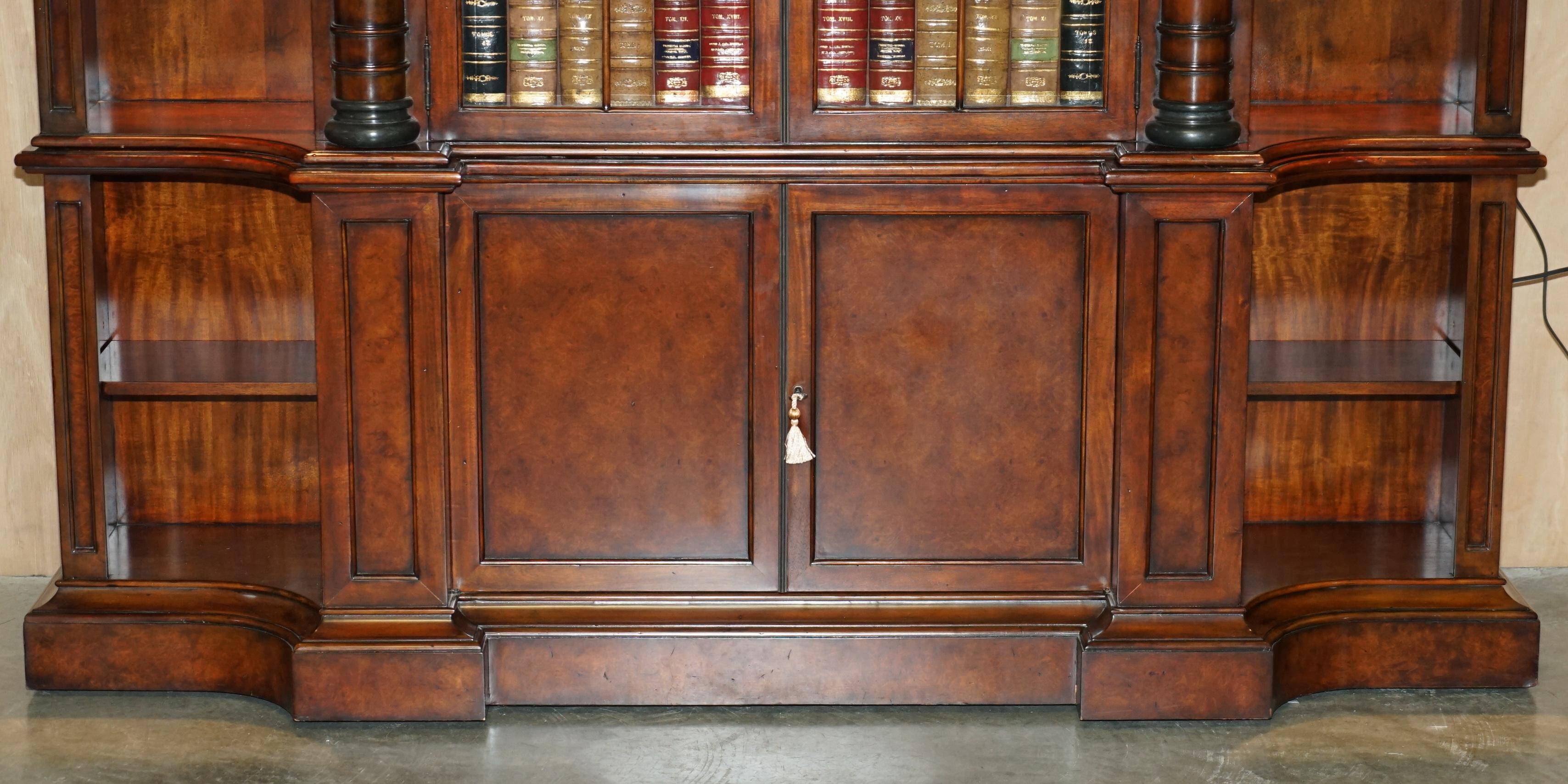 Bibliothèque Theodore Alexander en faux livres en laurier burl