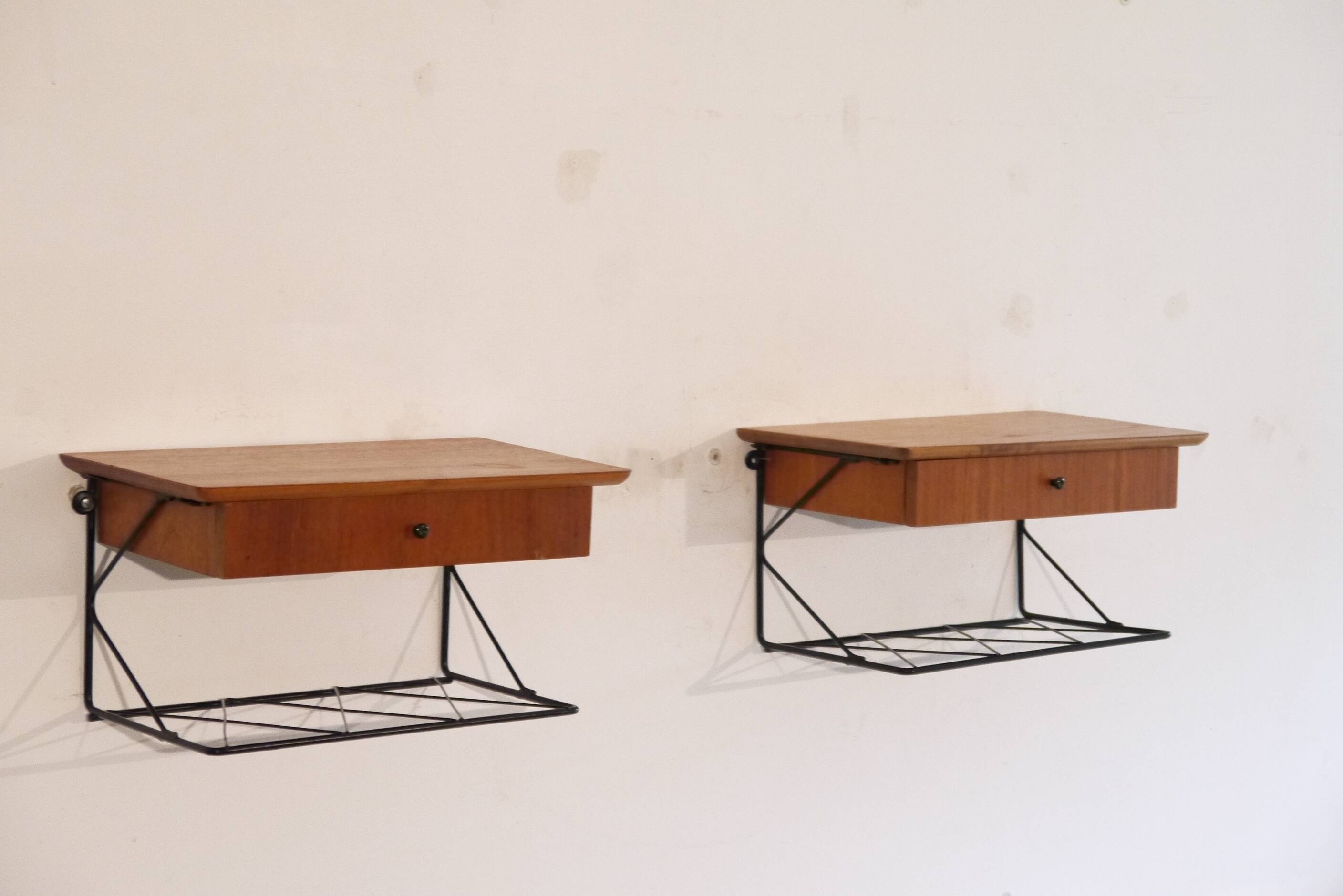 Paire de chevets flottants en teck 1960