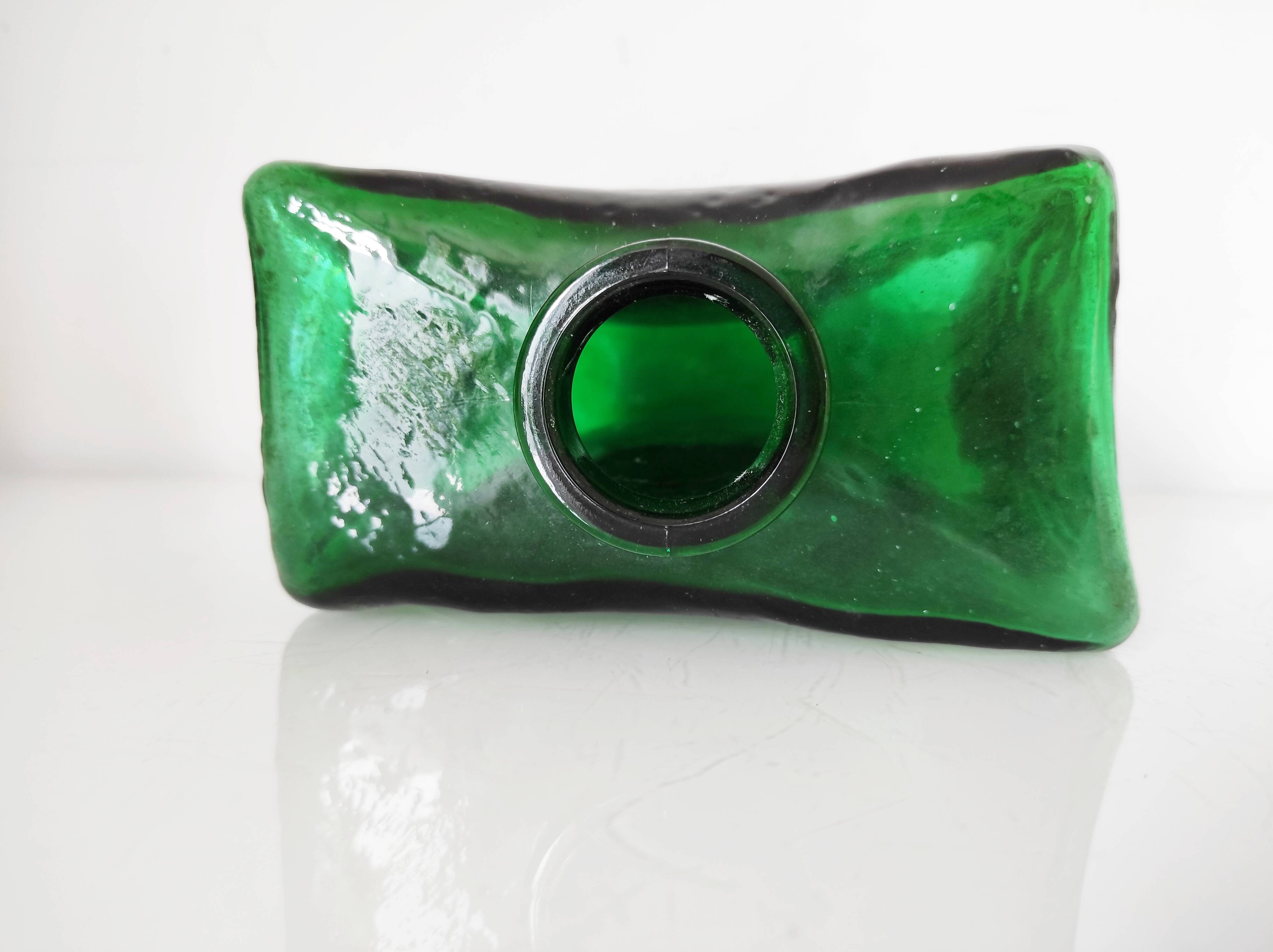 vase carré en verre vert