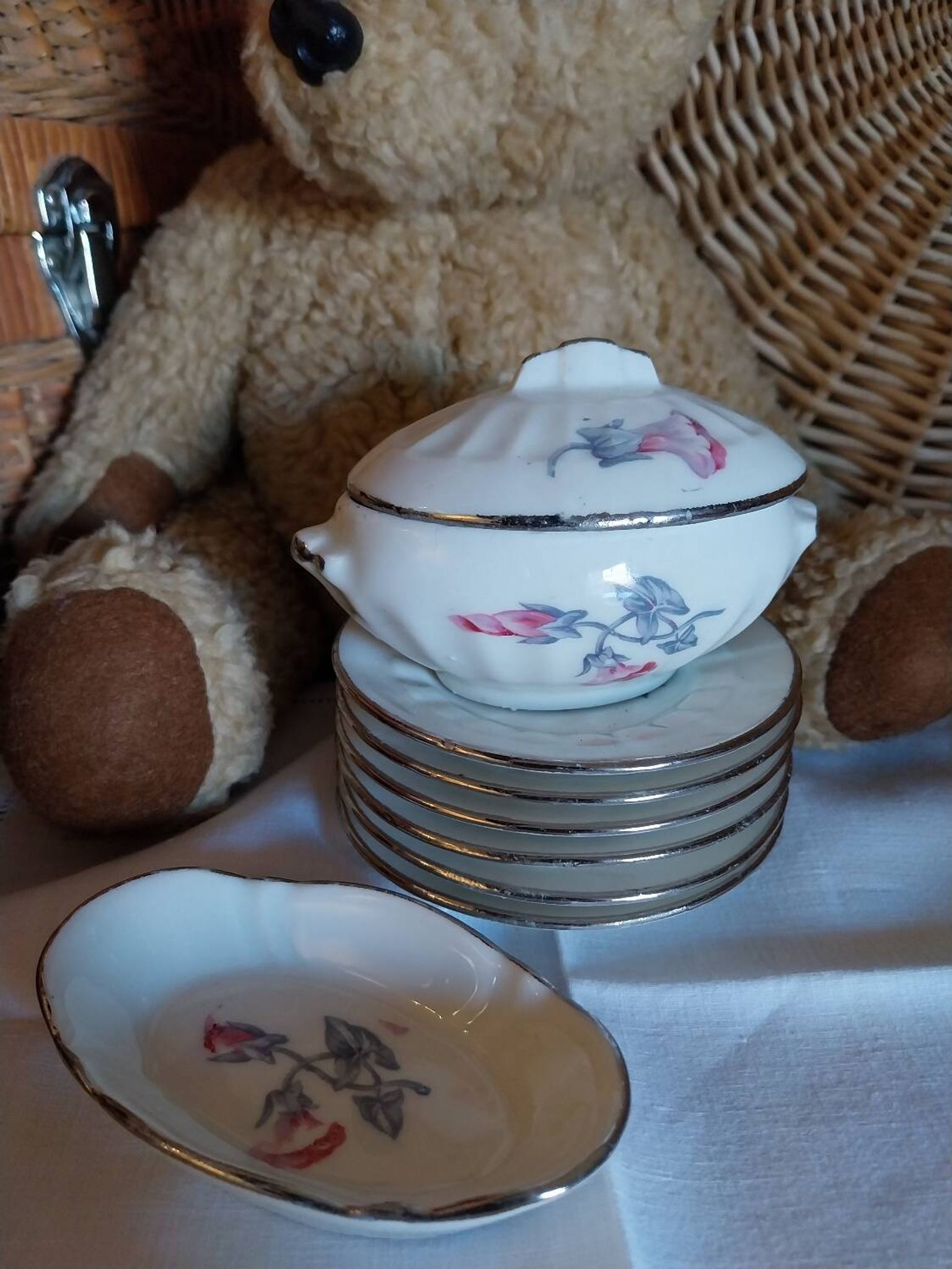 Porcelain dinette