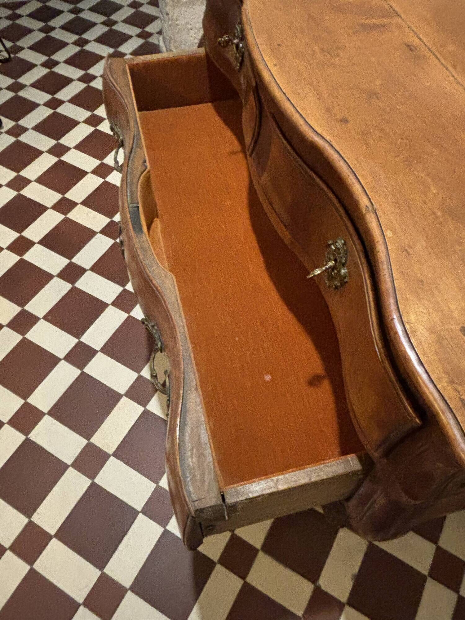 18th-century antique commode in pear wood. Very good condition. Original legs.