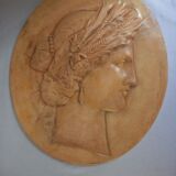 Médaillon en plâtre, haut relief, patine ocre jaune, représentant la divinité romaine Cérès