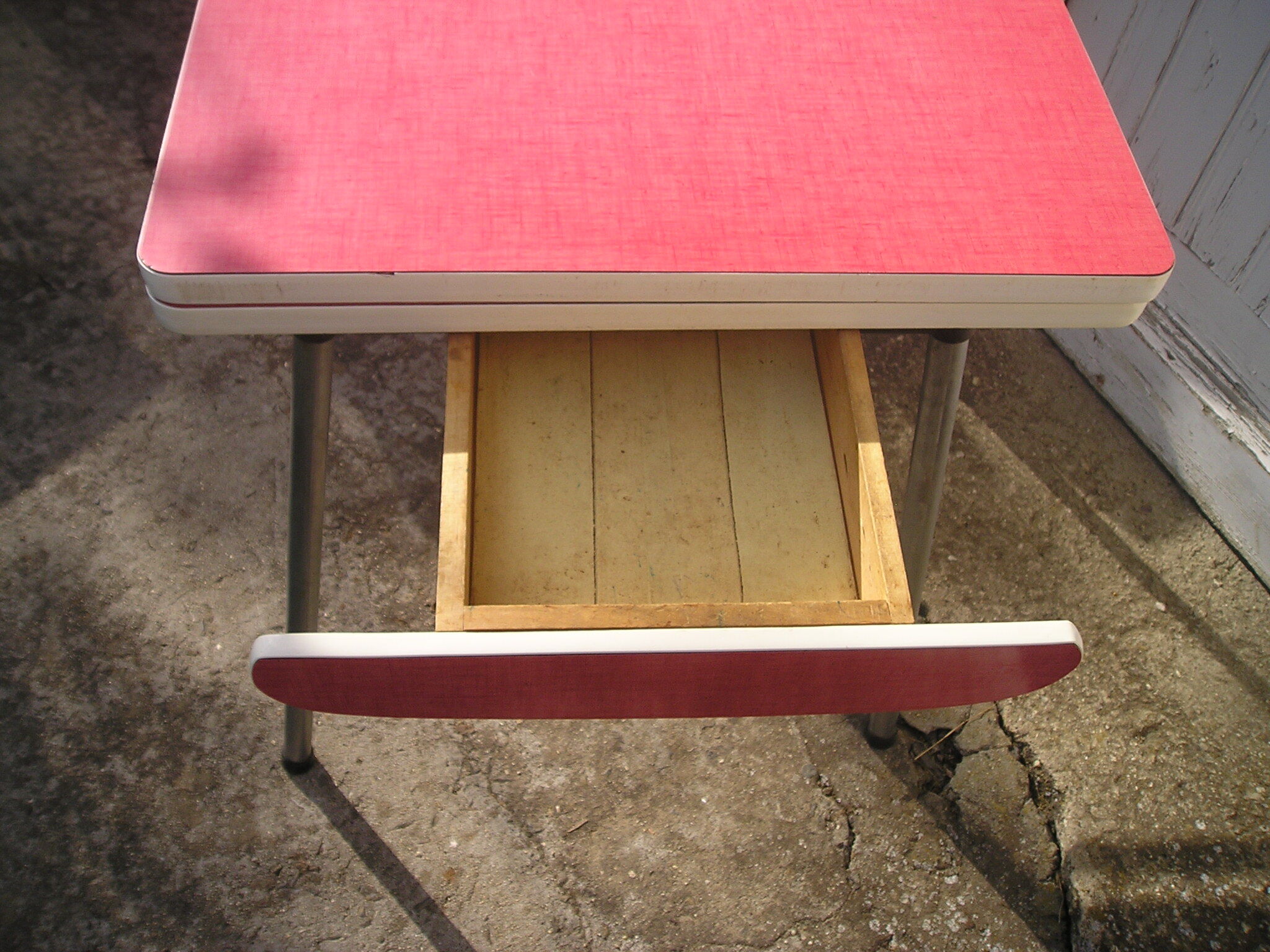 Table formica red and its 2 stools 1970
