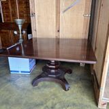Square table in mahogany veneer