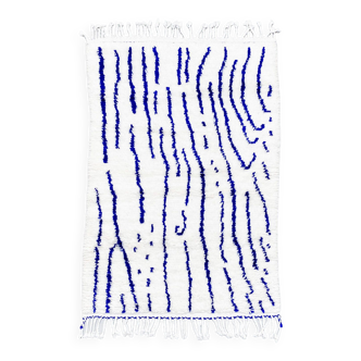 Tapis berbère marocain Azilal à motifs graphiques bleu majorelle 1,50x0,94m