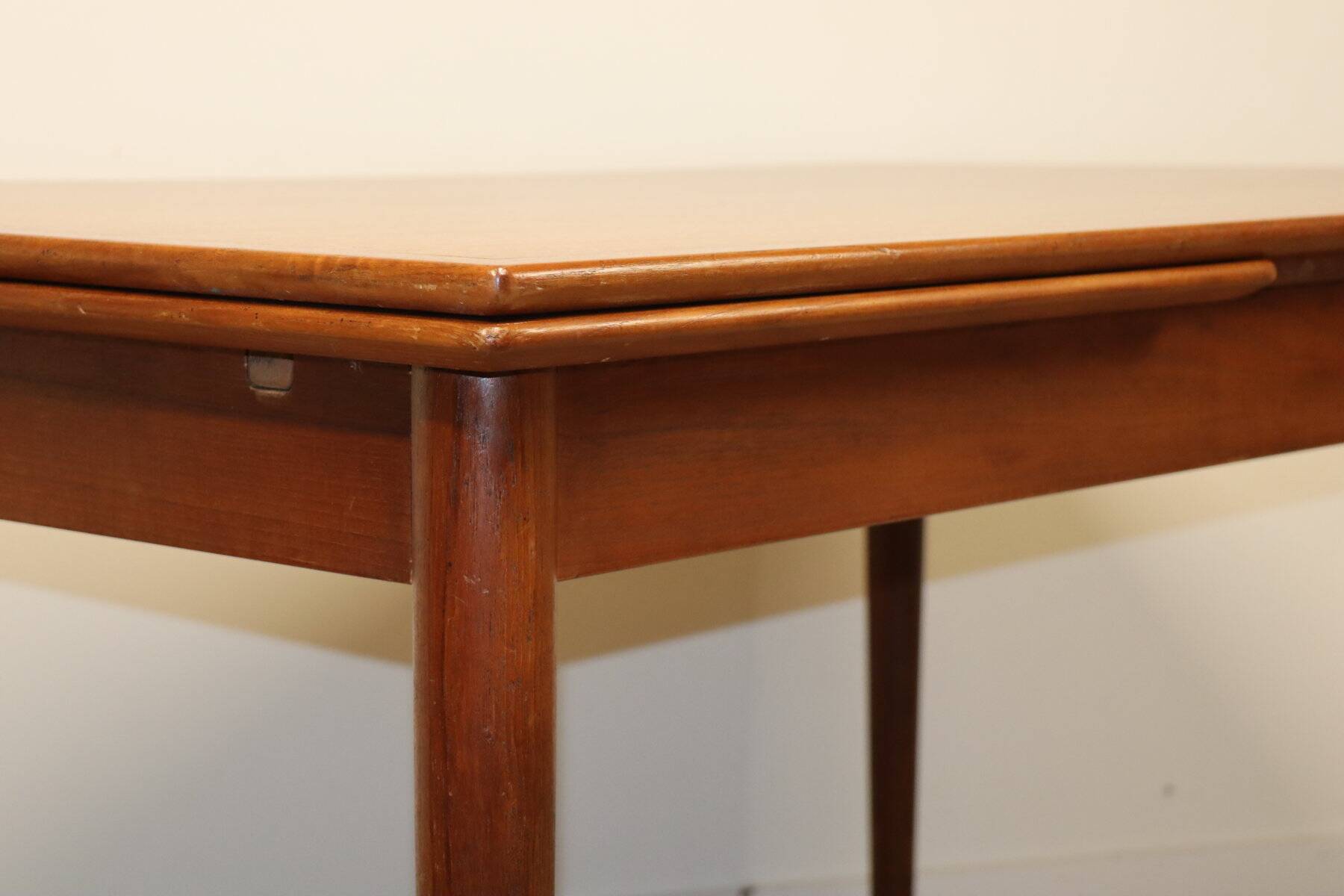 Danish Scandinavian extendable dining table in teak, 1960.