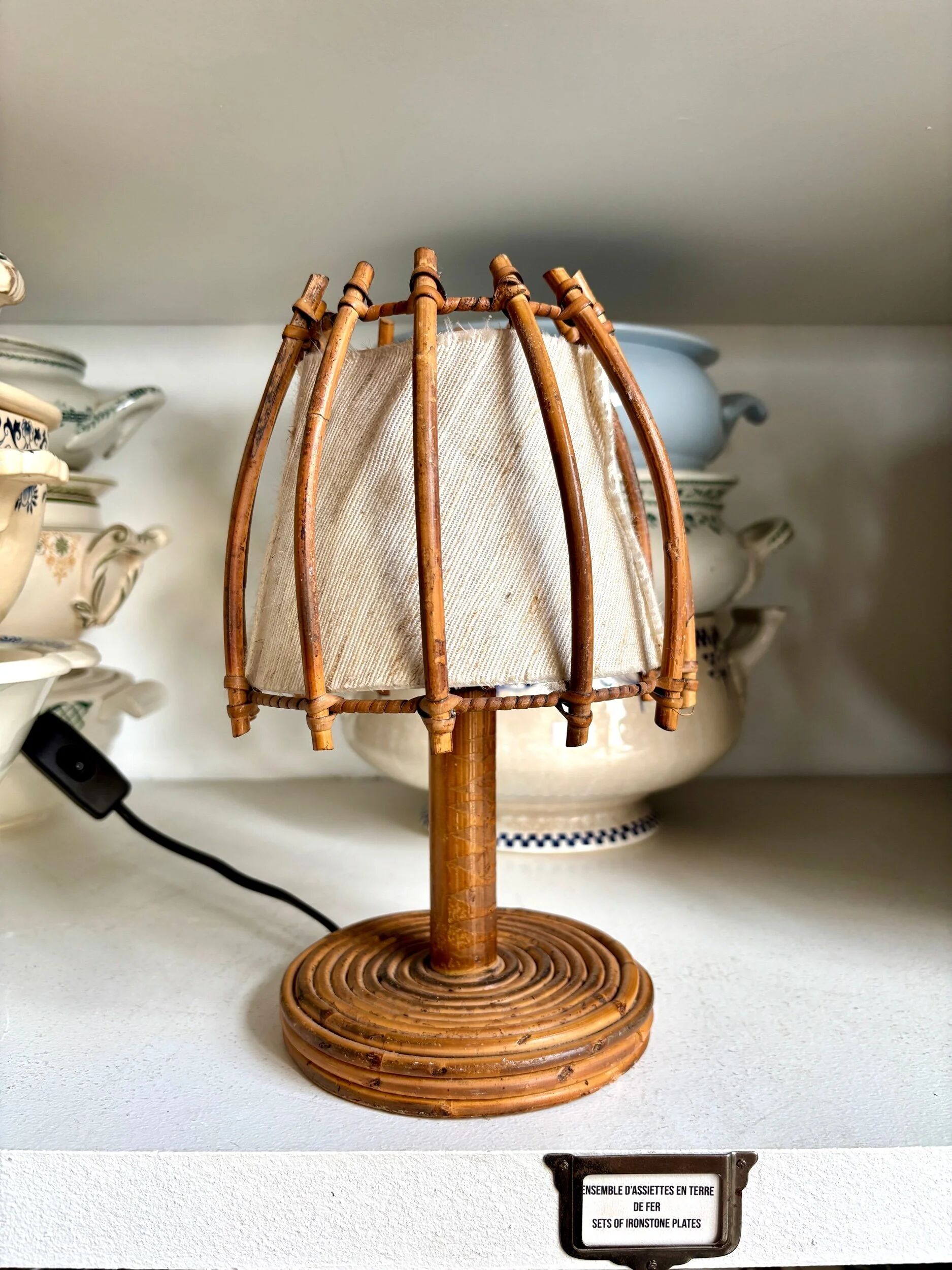 Beige rattan and cotton table lamp