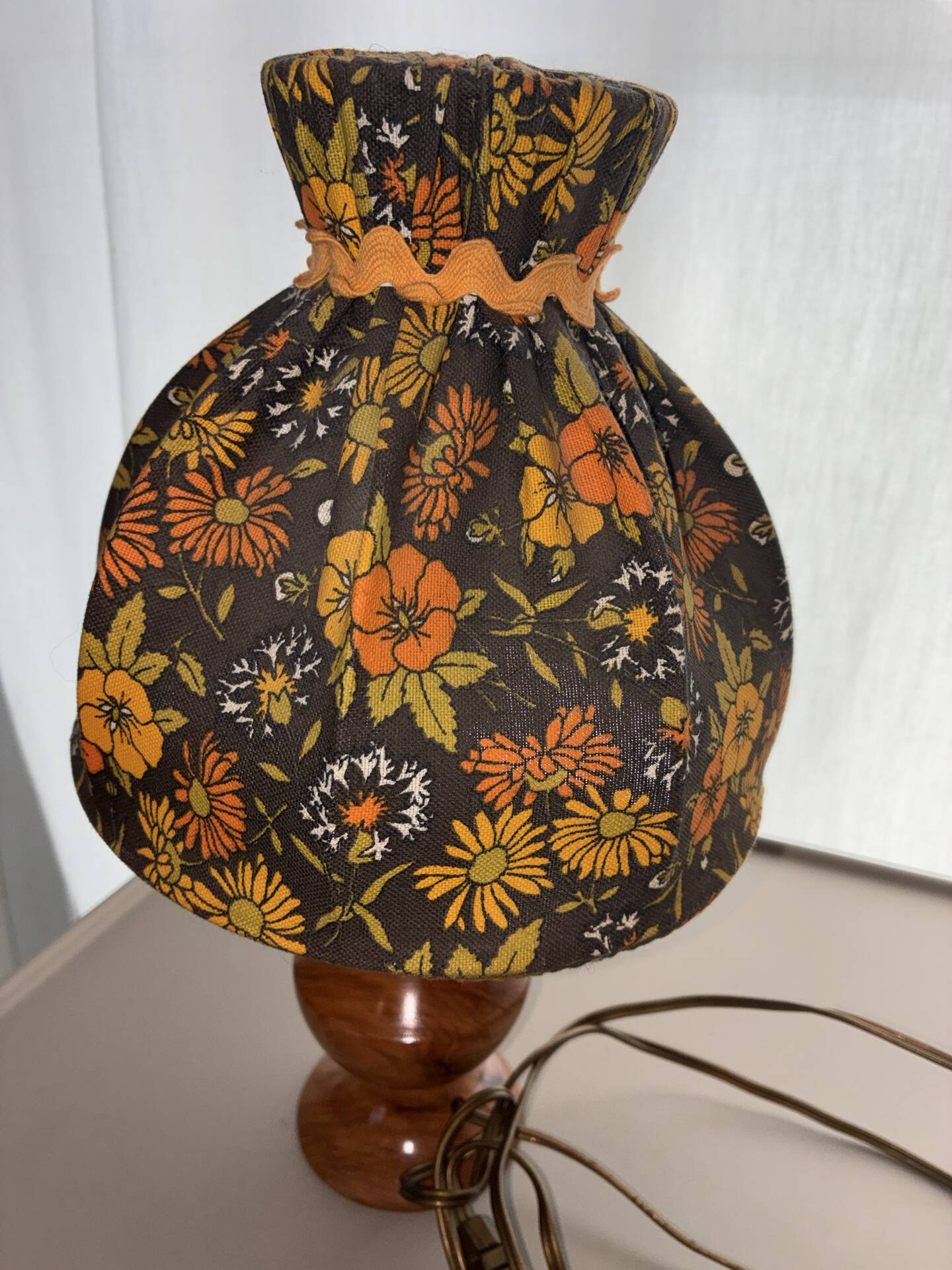 Authentic 1970 Flower Power bedside lamp – Turned wood