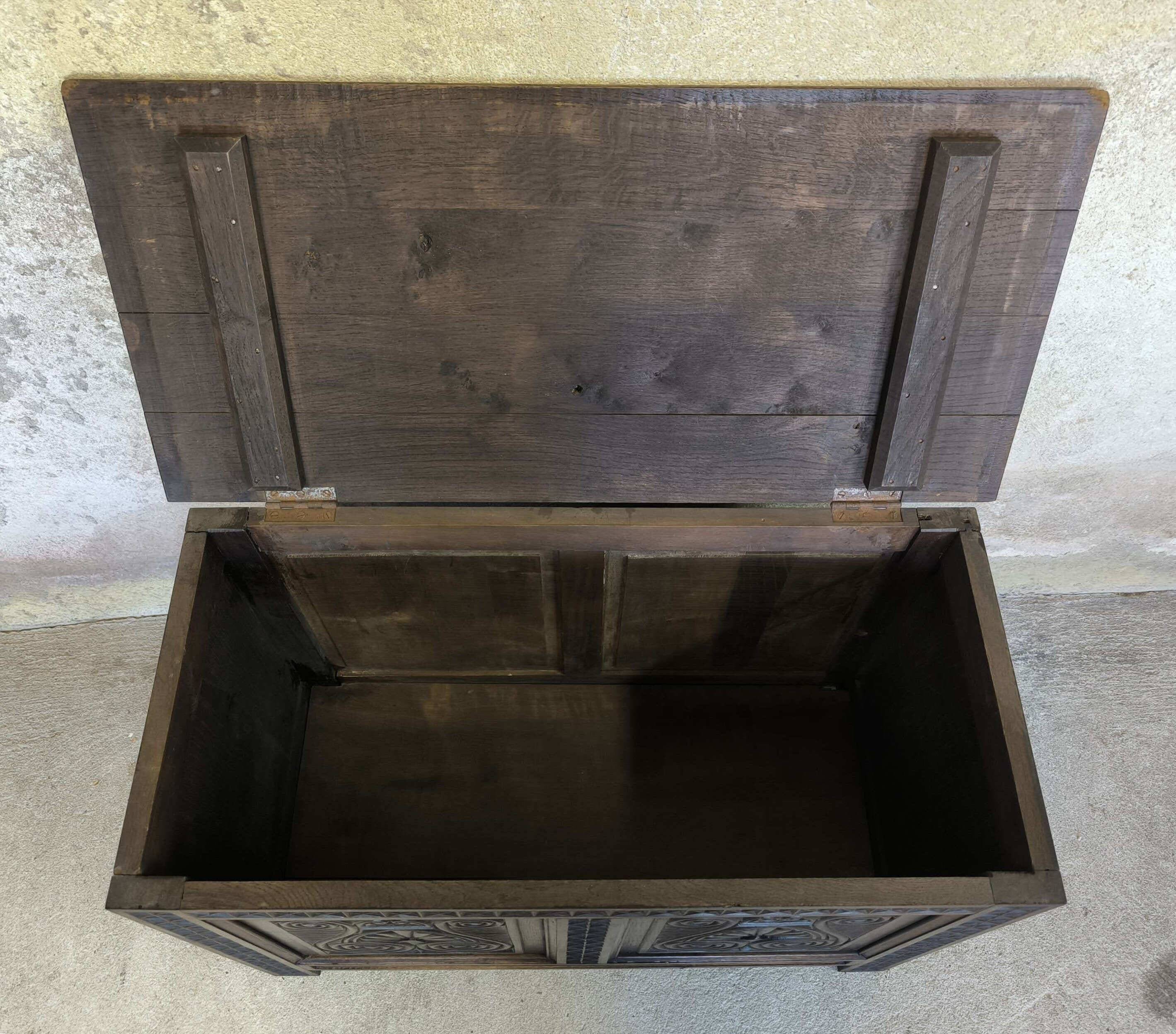 Coffre en bois massif sculpté.