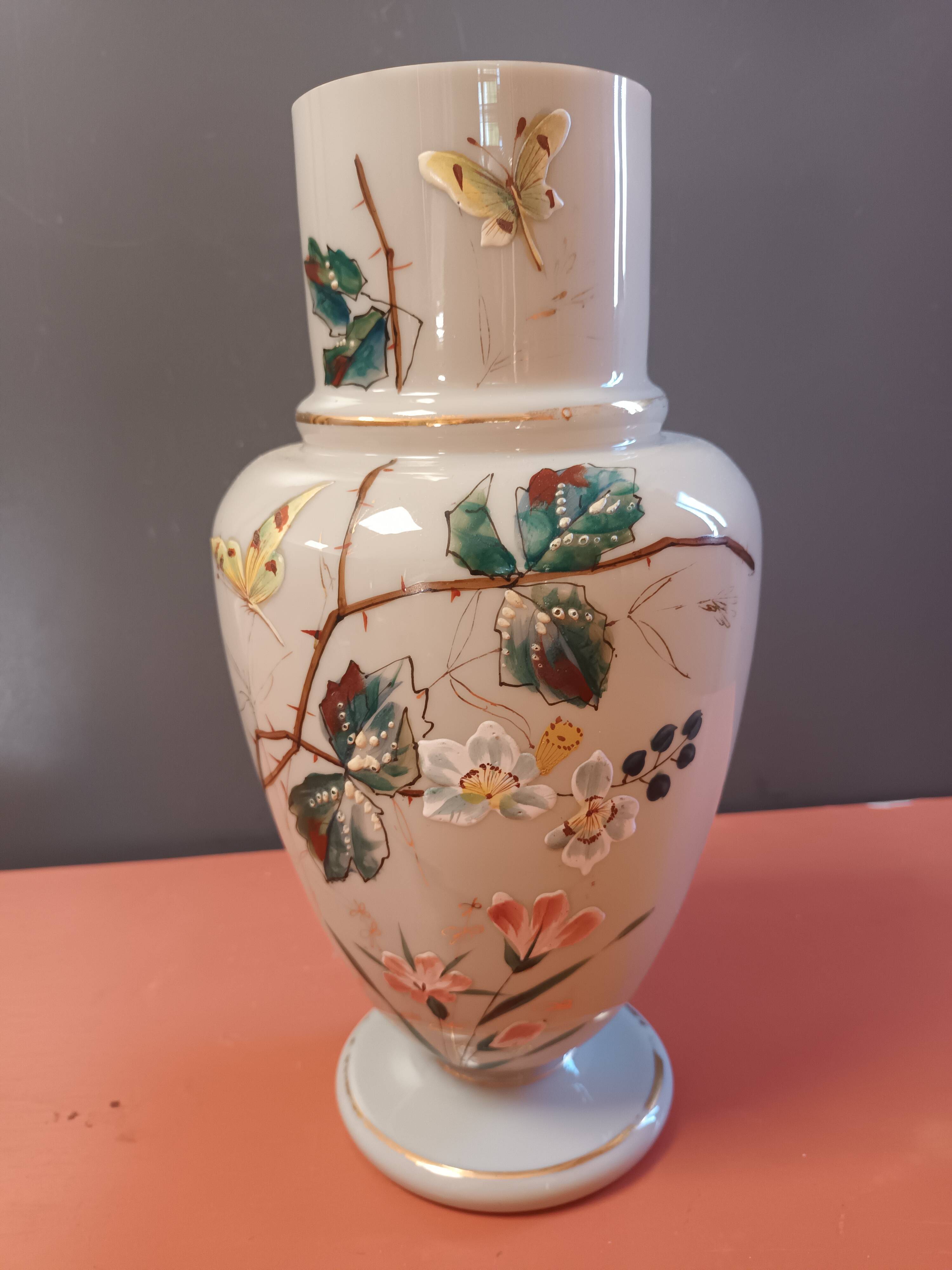 Vase opaline émaillée  papillon