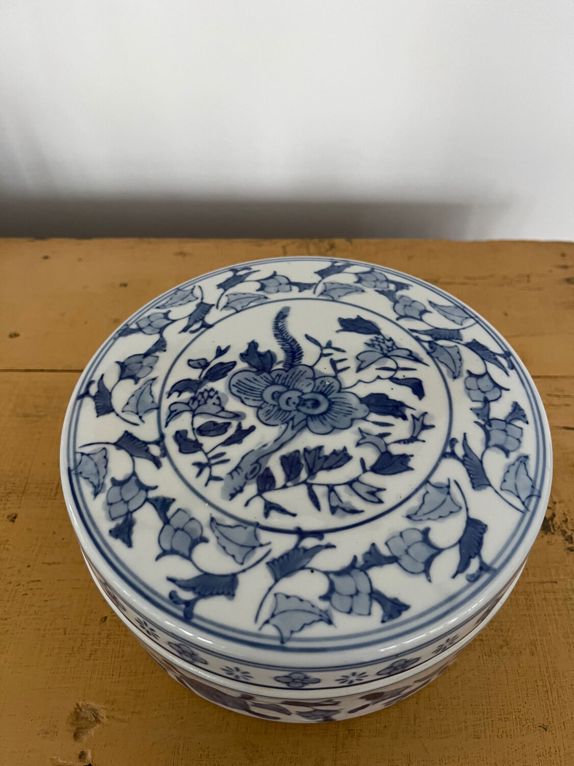 Large Chinese porcelain box