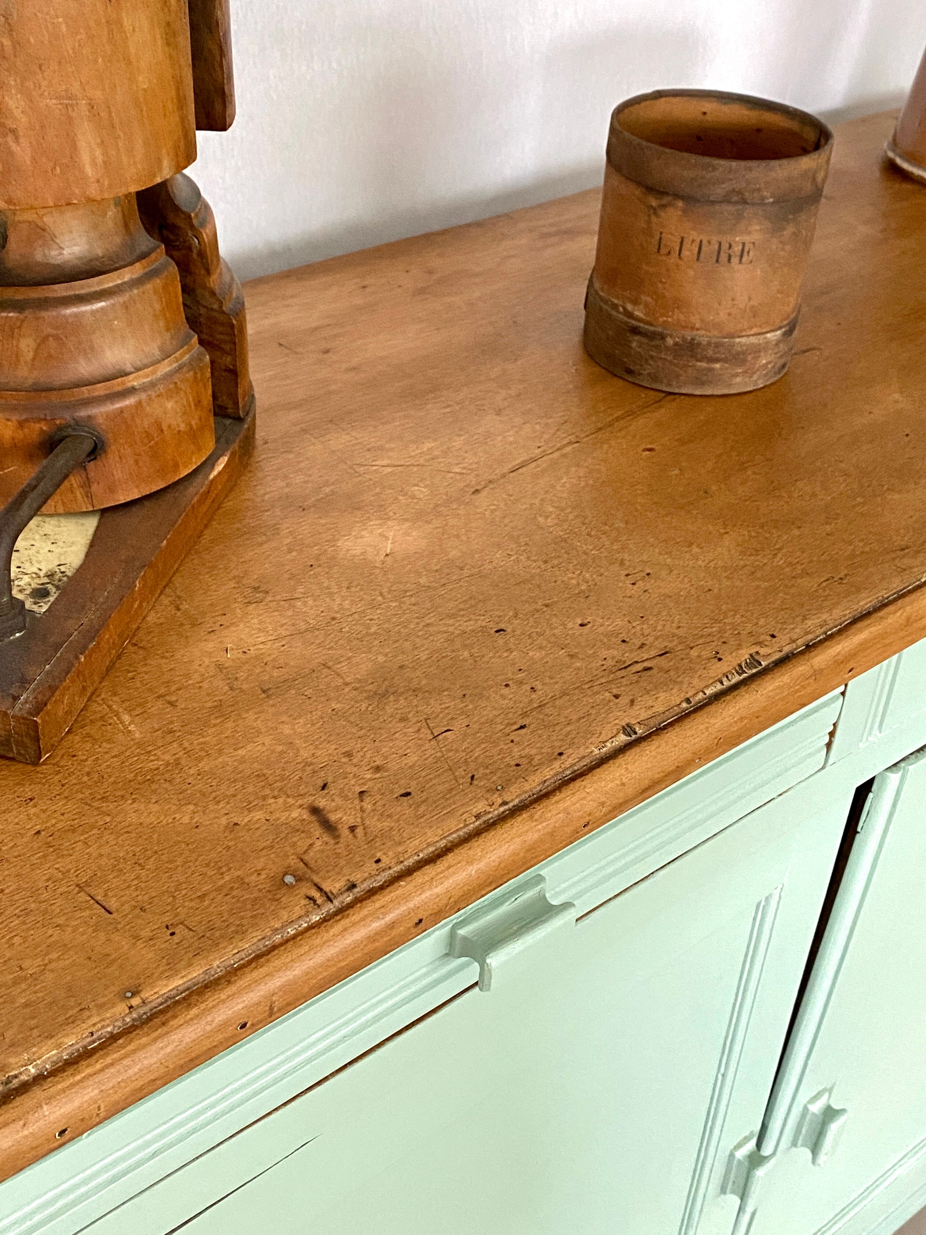 Green Parisian buffet mint