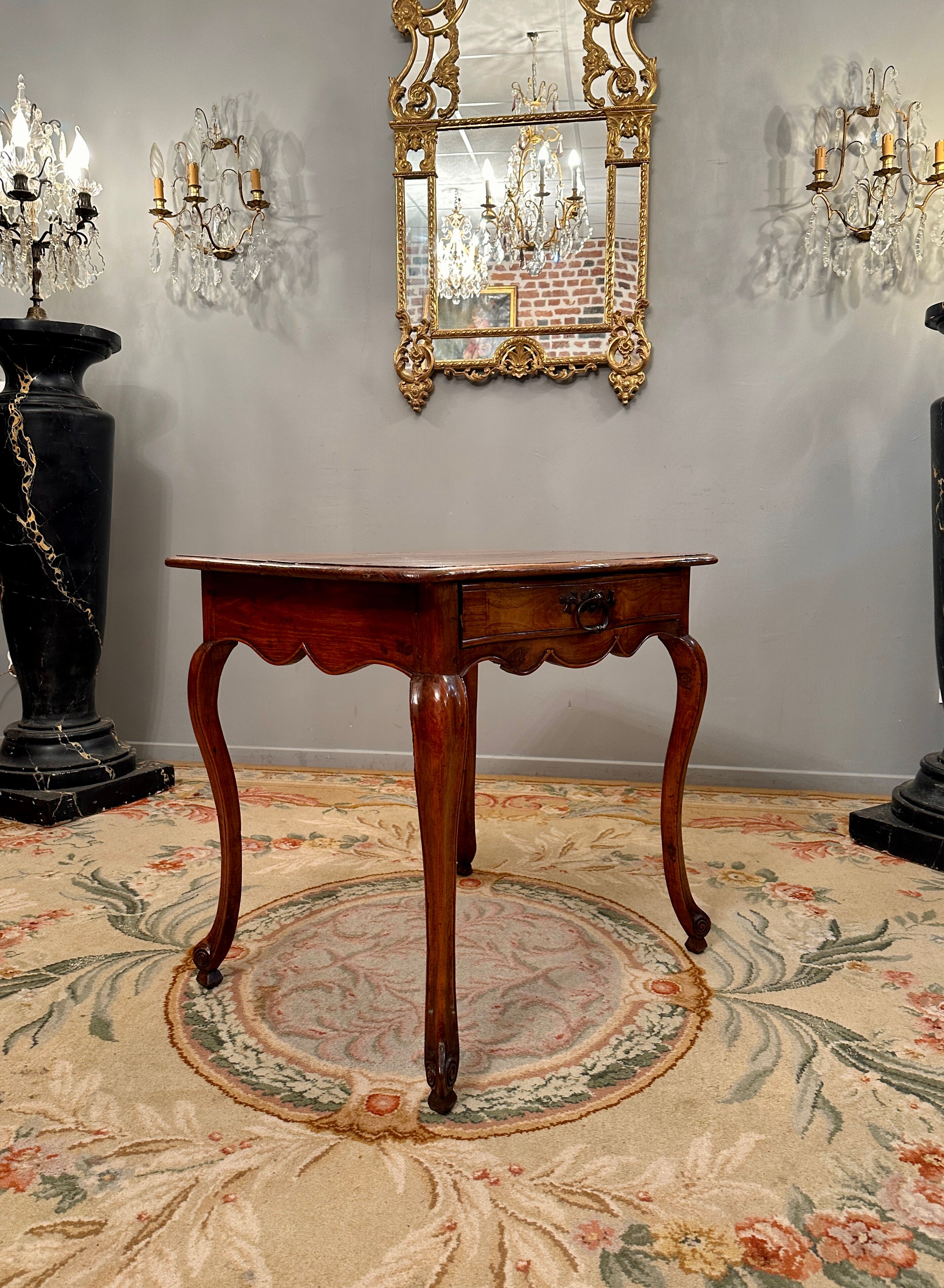 Middle table in walnut period Louis XV around 1730